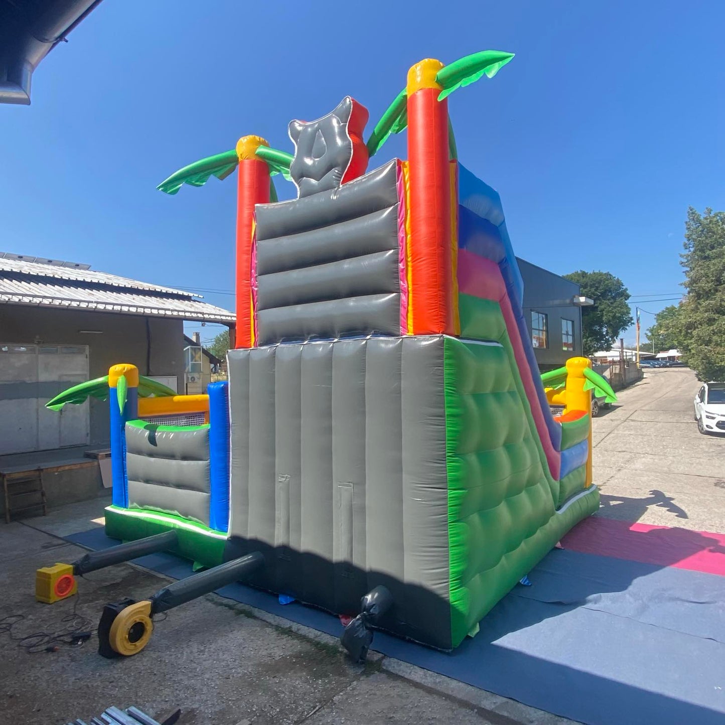 Детски батут с пързалка ― Baron.bg