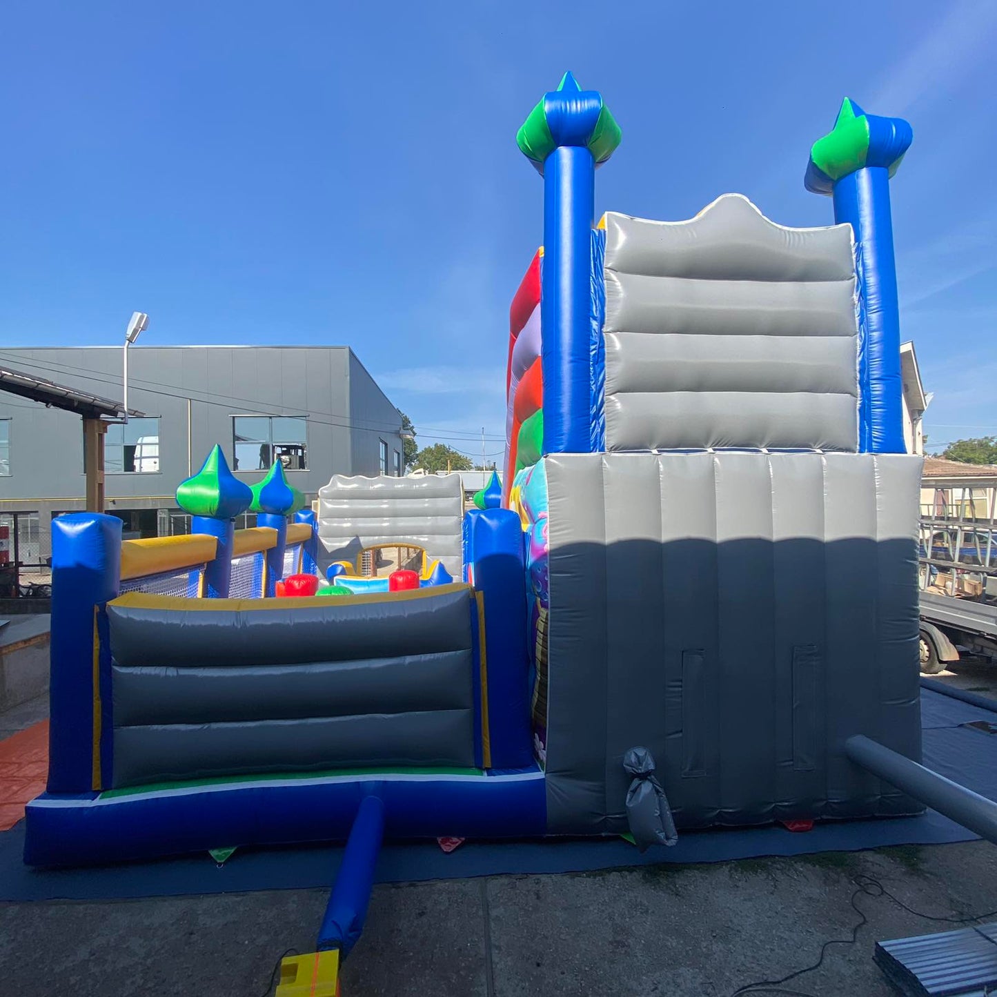 Надуваем батут с пързалка "Спондж Боб" ― Baron.bg