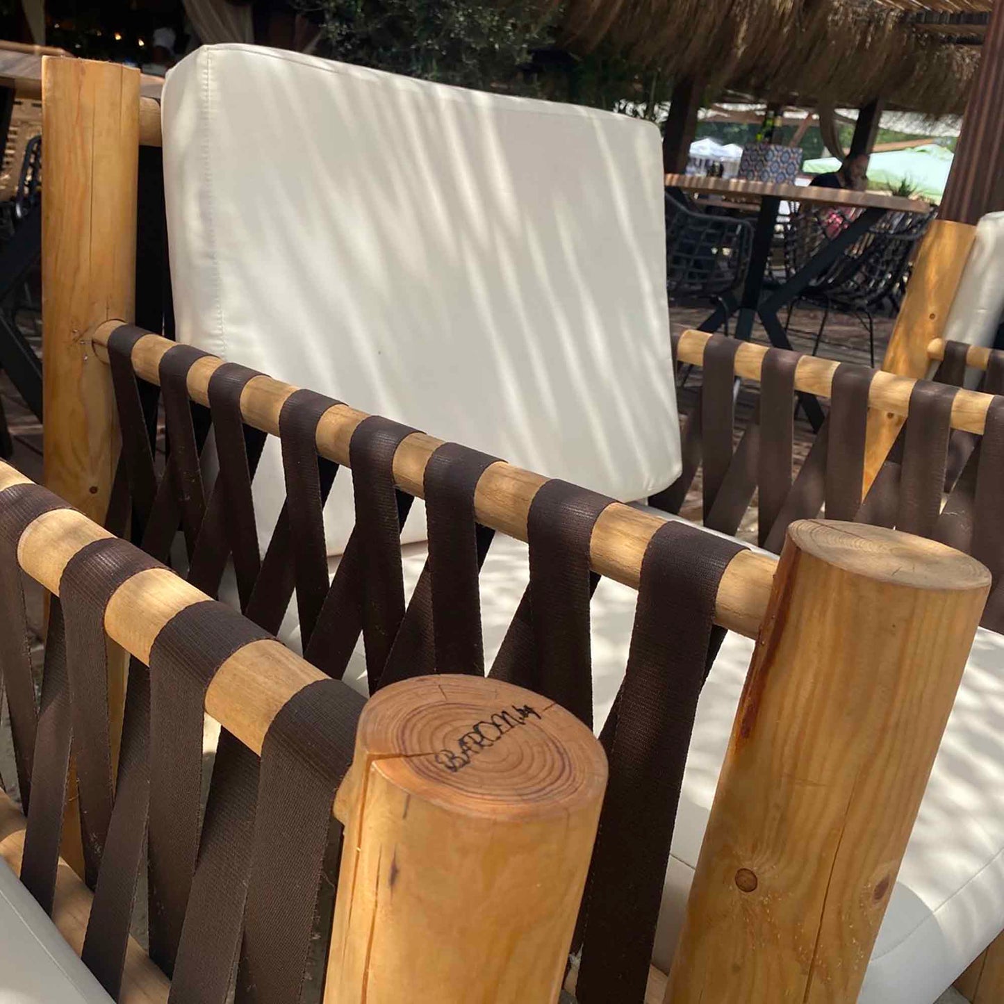 Дървено кресло от масивно дърво и преплетени колани