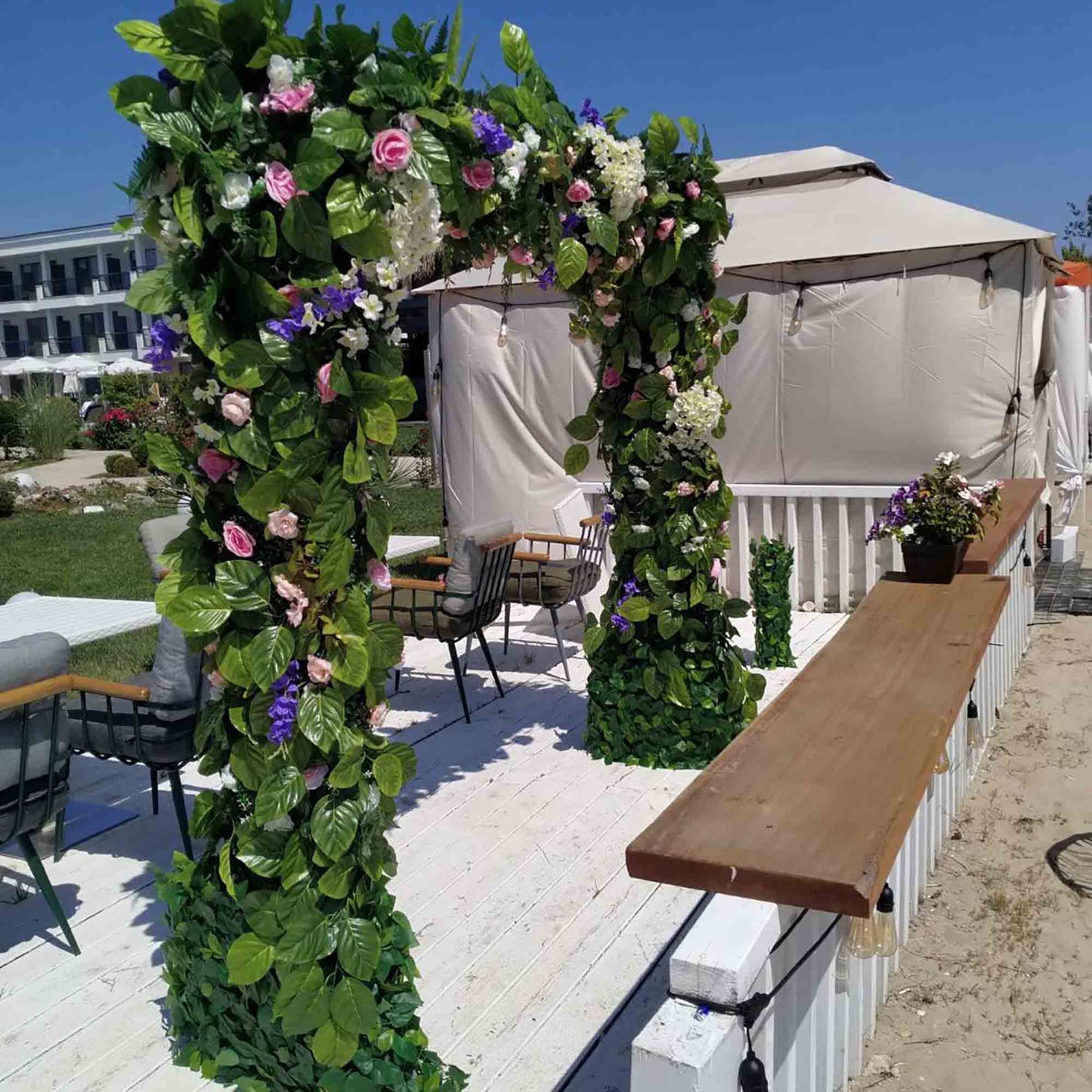 Арка от изкуствена зеленина и цветчета 02