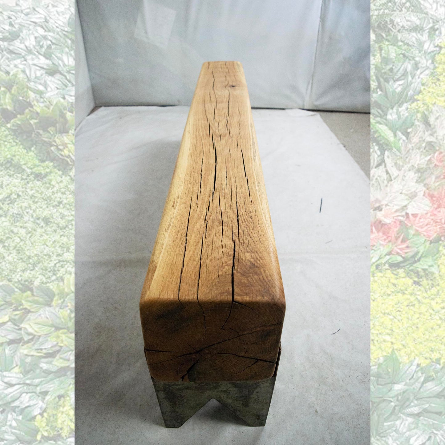 Дървена пейка от цяла талпа