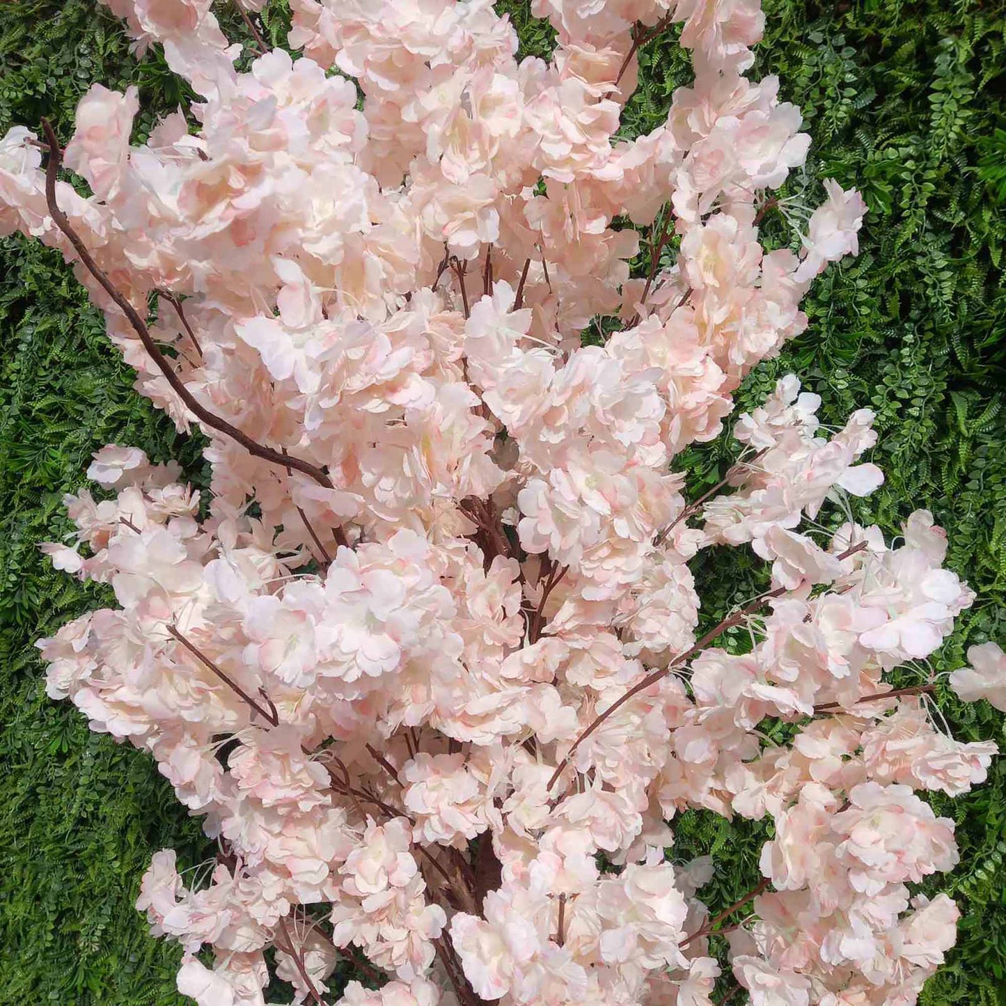 Изкуствено дръвче с цветни клонки сакура в бледо розово 023