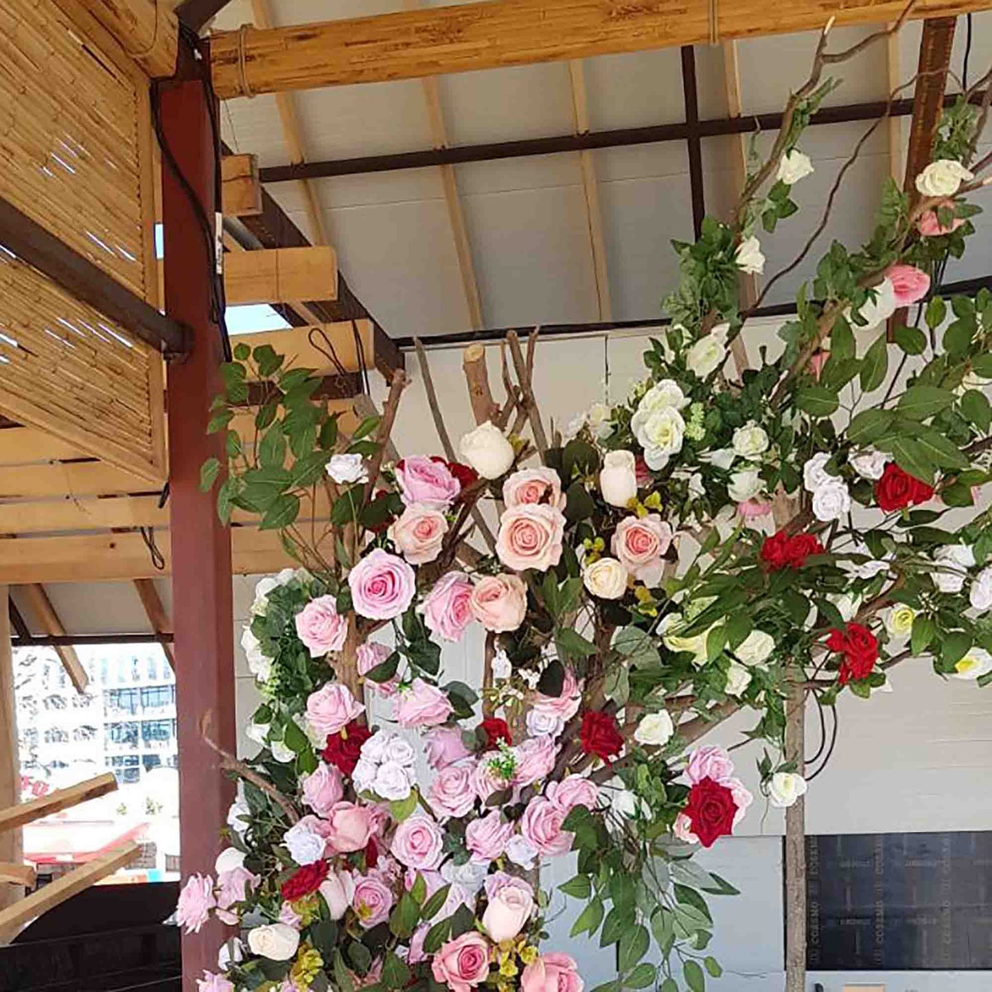 Декоративна арка от изкуствени растения и цветя 03