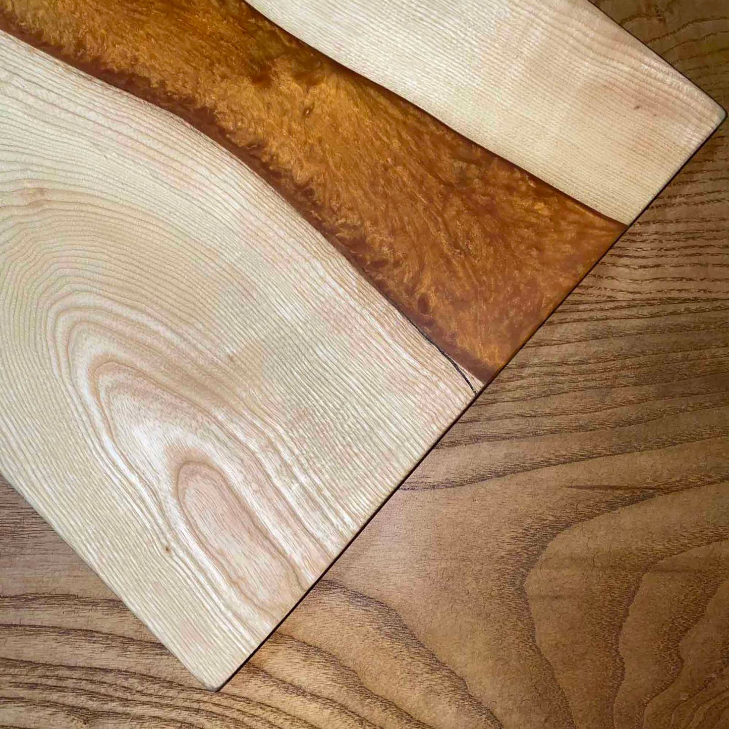 Ръчно изработена дъска с епосидна смола за рязане и поднасяне на храна 025