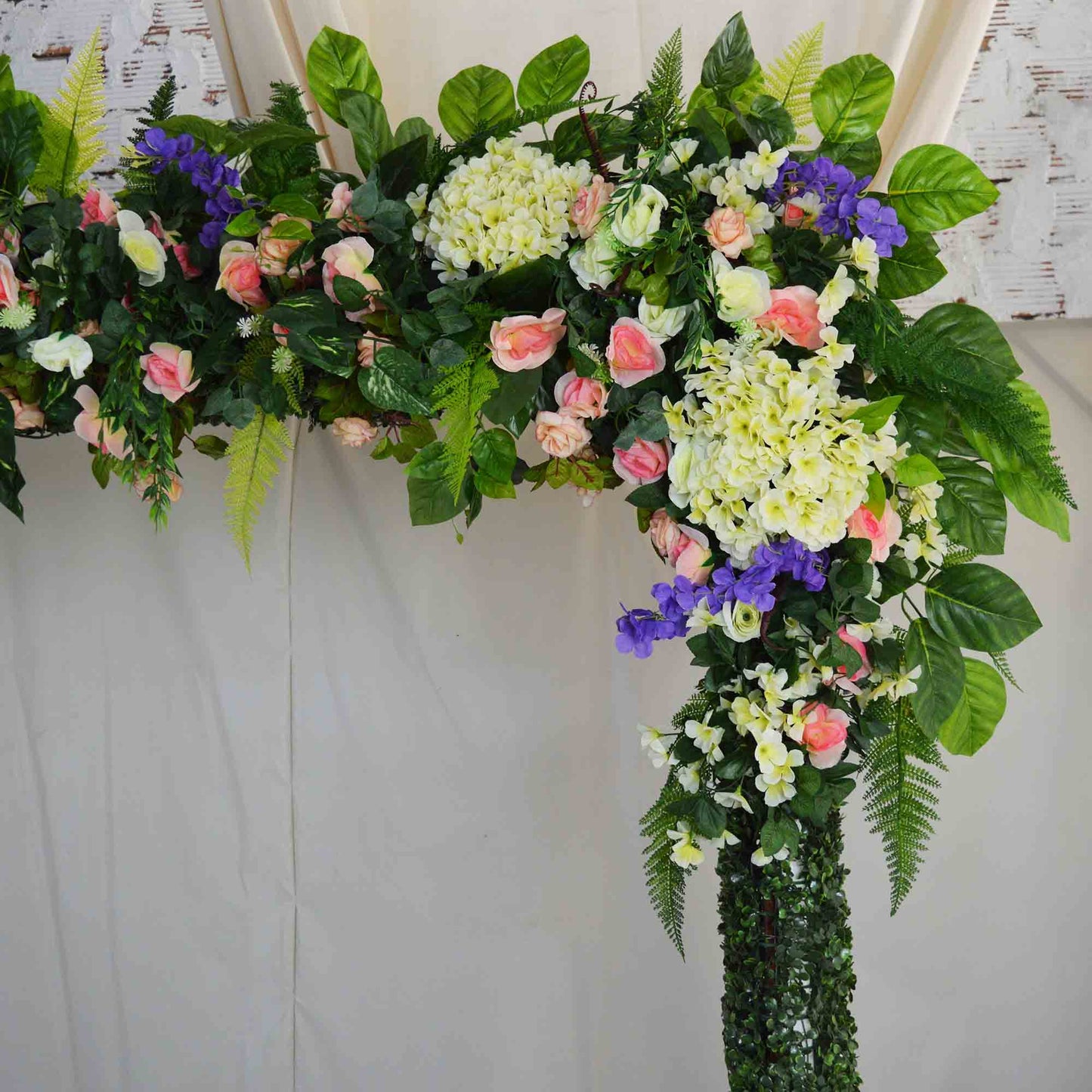 Сватбена арка от изкуствено озеленяване и разноцветни цветя 04