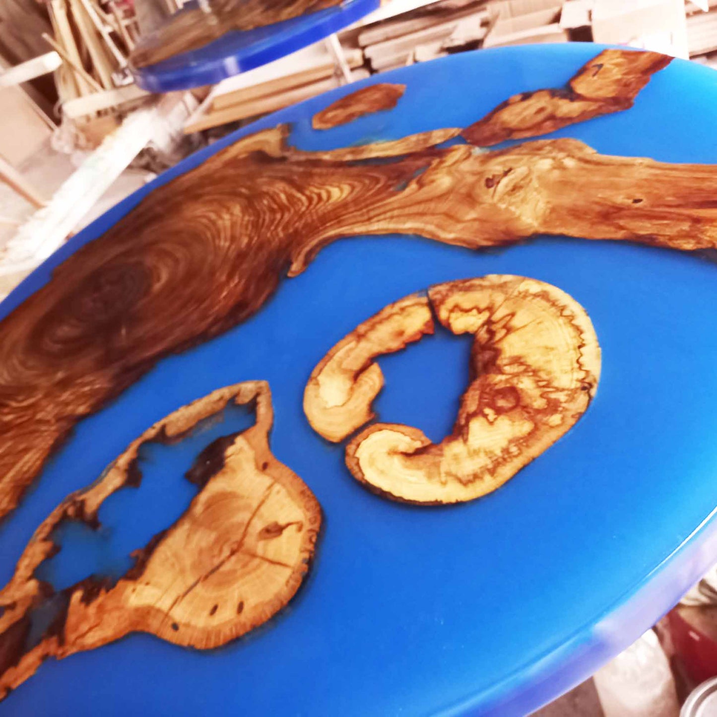 Маса от синя смола и парчета корен от японска акация