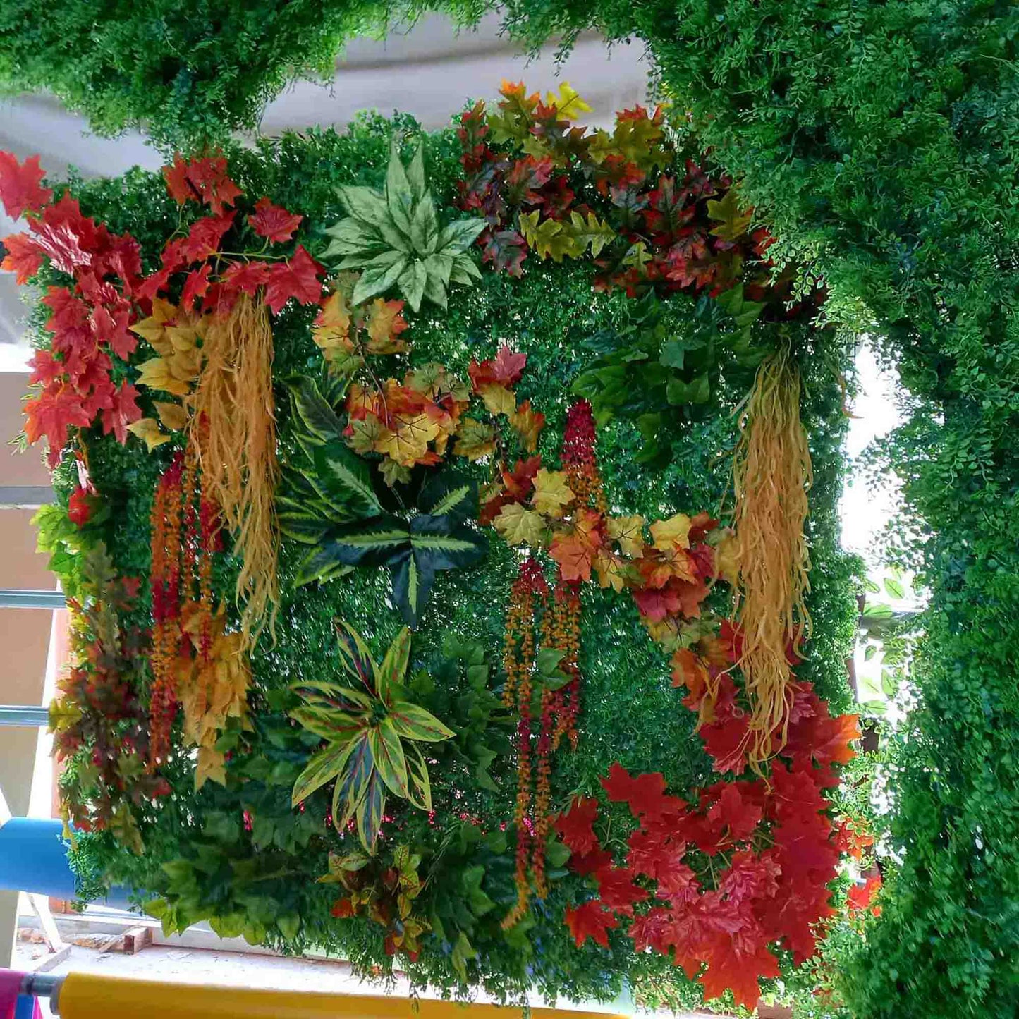 Дизайнерска зелена стена от изкуствени растения Марая 053