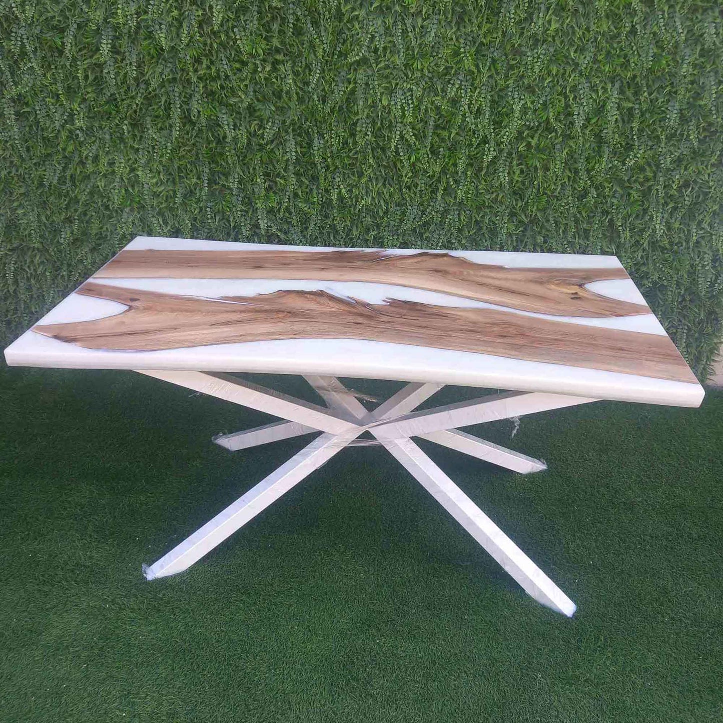 Дизайнерска маса от масивно дърво и бяла епоксидна смола 90