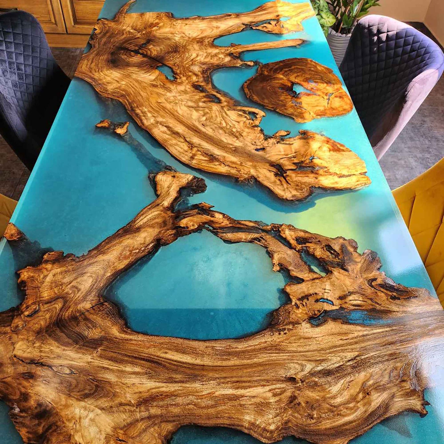 Трапезна маса от корен на акация и синя епоксидна смола - PMD 097