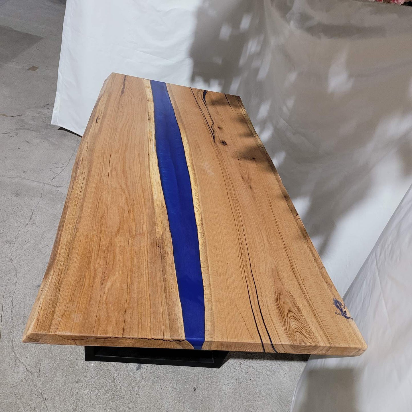 Маса от ясен и синя епоксидна смола