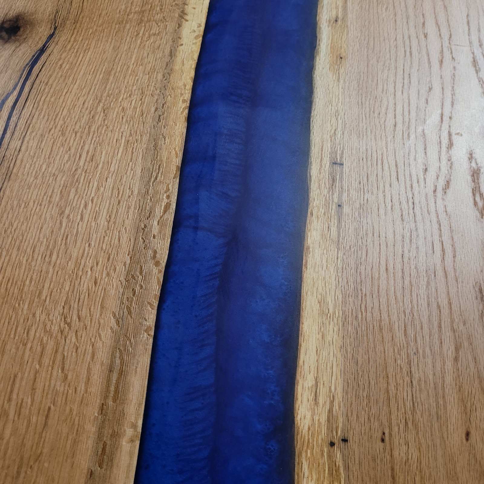 Маса от ясен и синя епоксидна смола