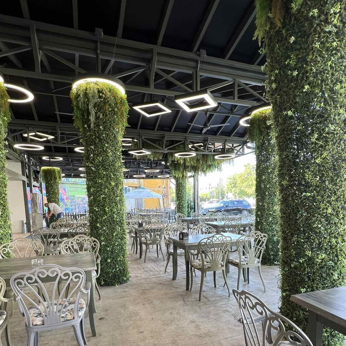 Аранжировка с изкуствена растителност за колони 074