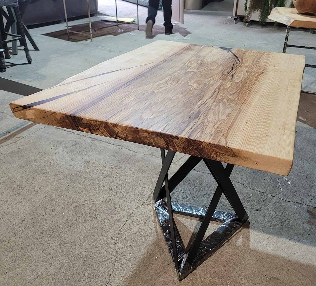 Трапезна маса от масив с акценти от черна смола