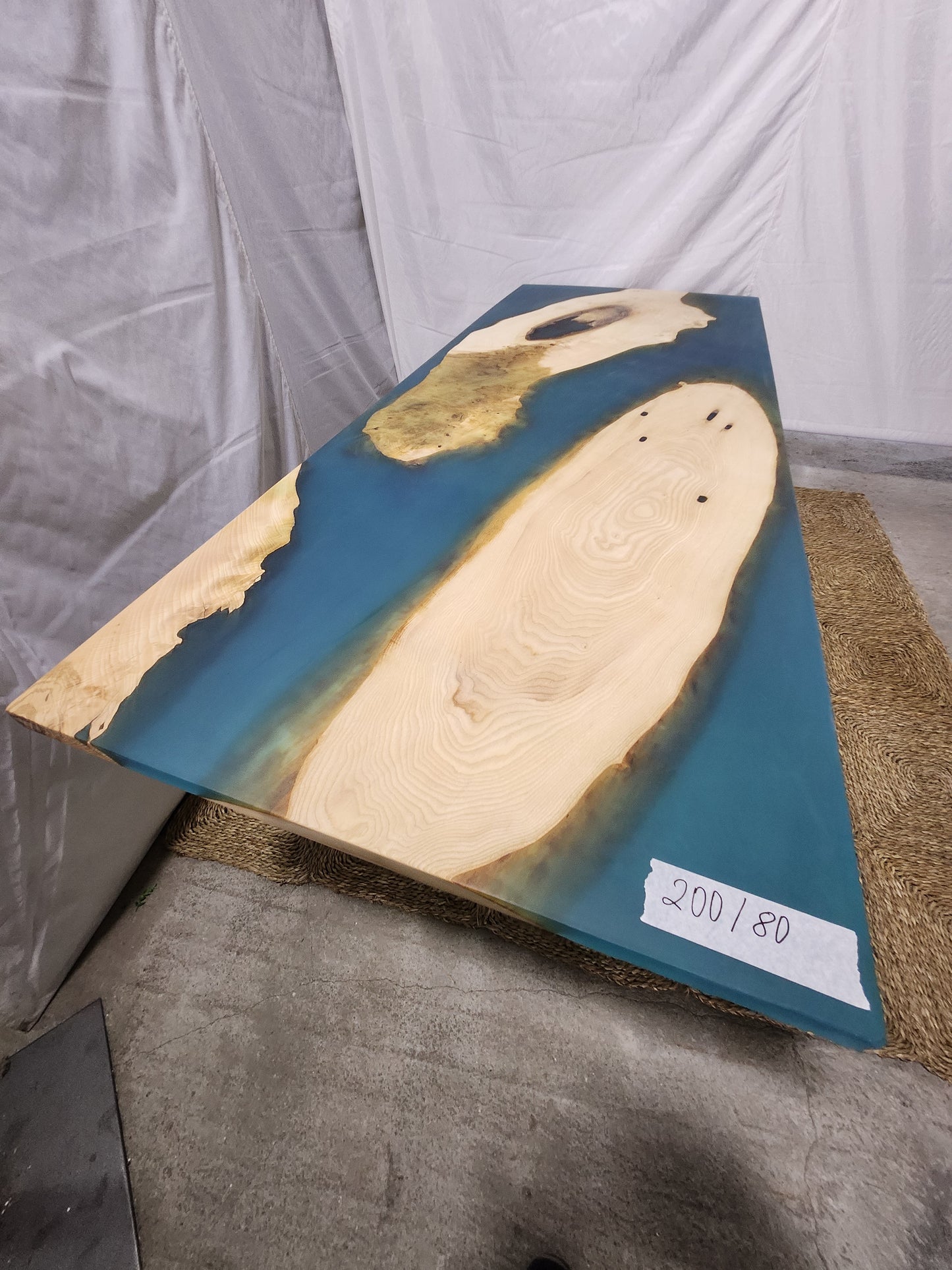 Трапезна маса от масив и синя епоксидна смола