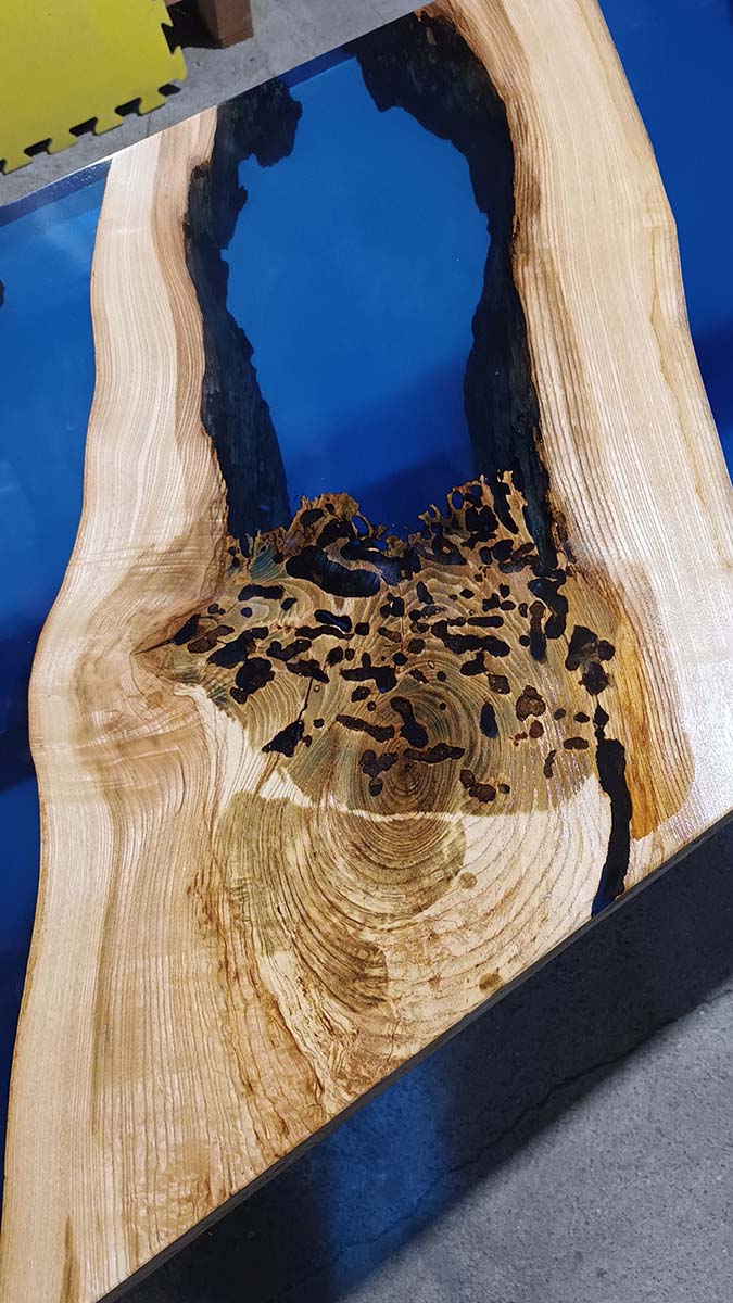 маса от ясен и тъмно синя прозрачна смола ― Baron.bg