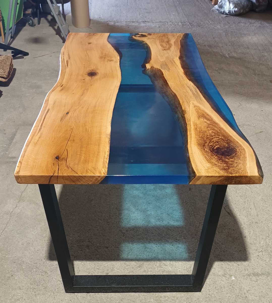 Трапезна маса от ясен и тъмносиня епоксидна смола ― Baron.bg