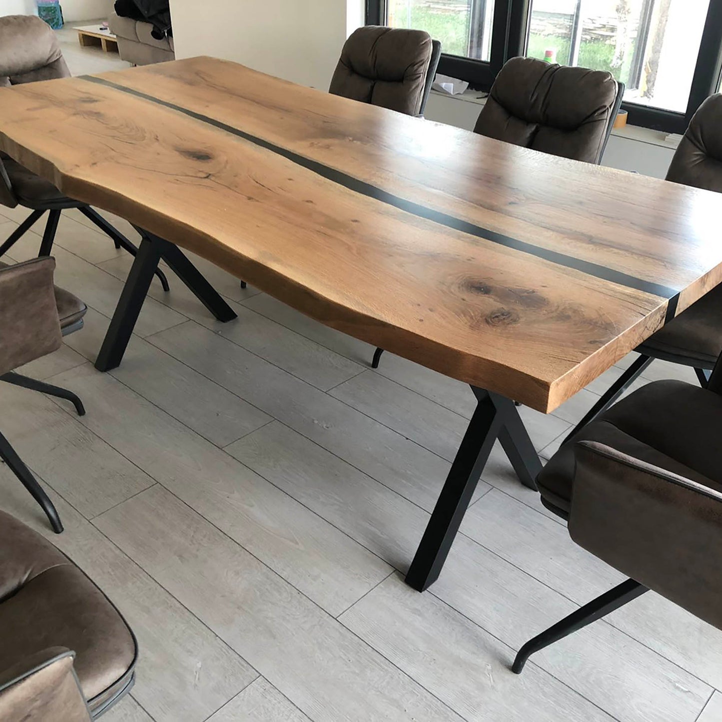 Трапезна маса от масив и епоксидна смола със запазена форма на дървото - PMD 107