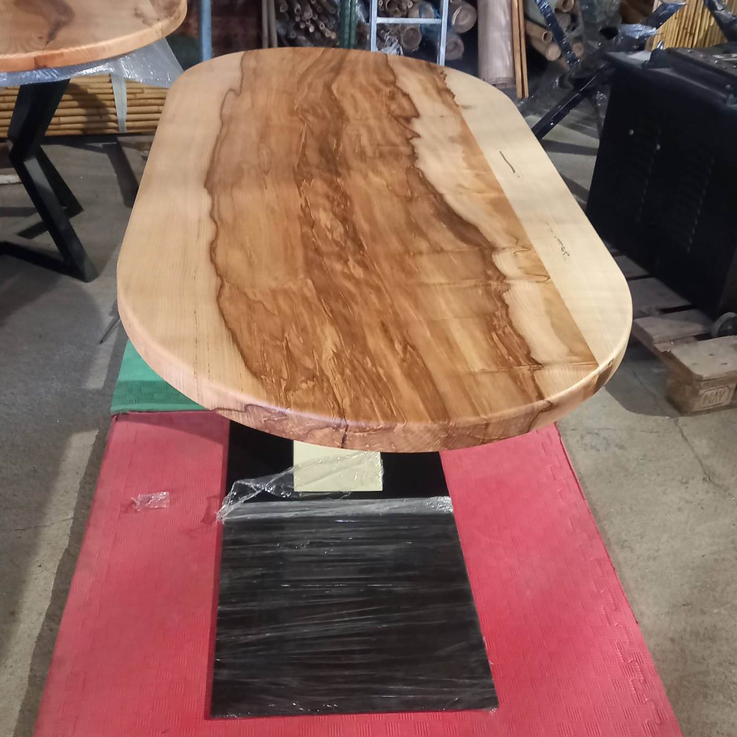 Маса от масивно дърво с овална форма 110