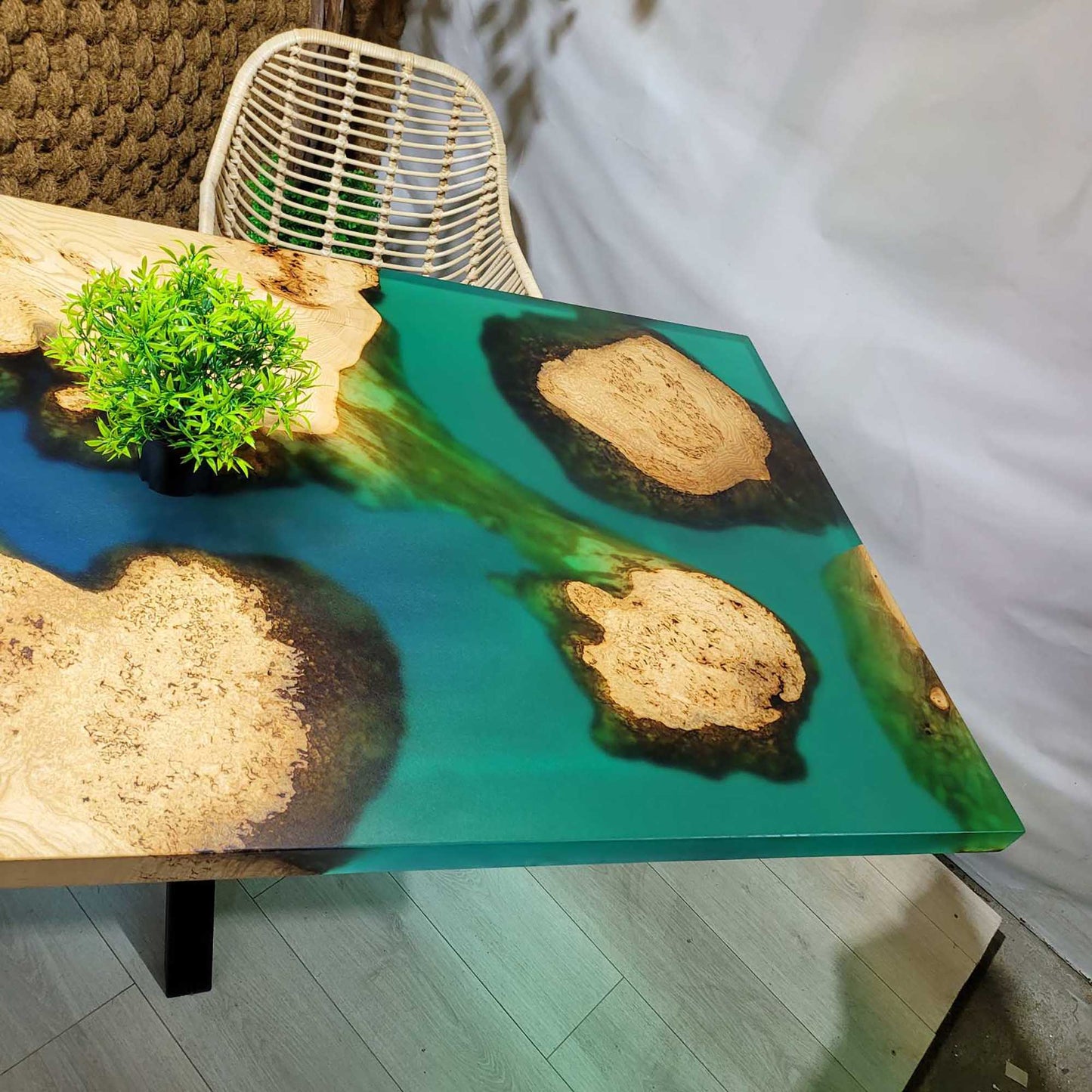 Красива маса от масивно дърво и преливащи цветове на епоксидната смола - PMD 120