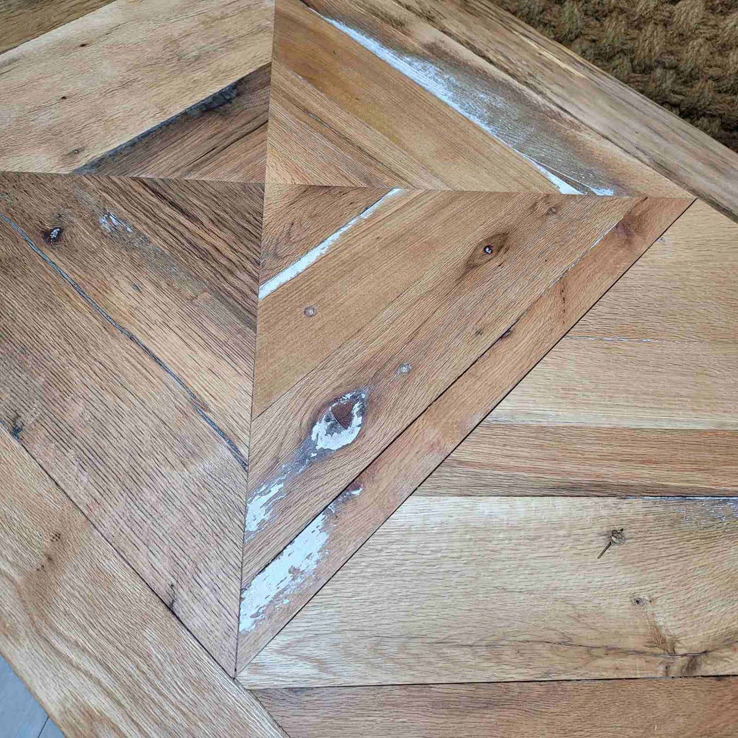 Холна маса от рециклиран червен дъб