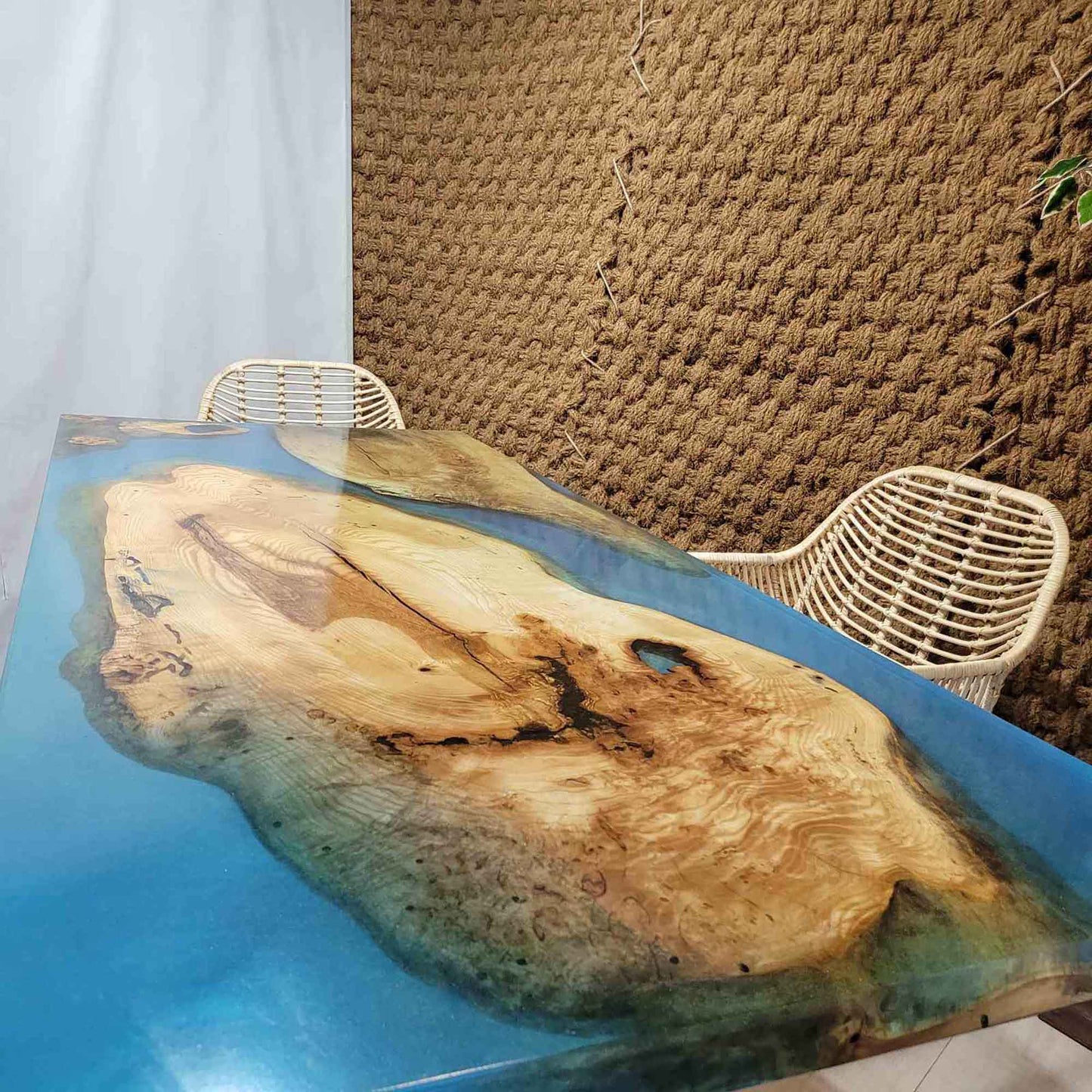 Ръчно изработена маса от масивно дърво ясен и полупрозрачна синя епоксидна смола - PMD 118