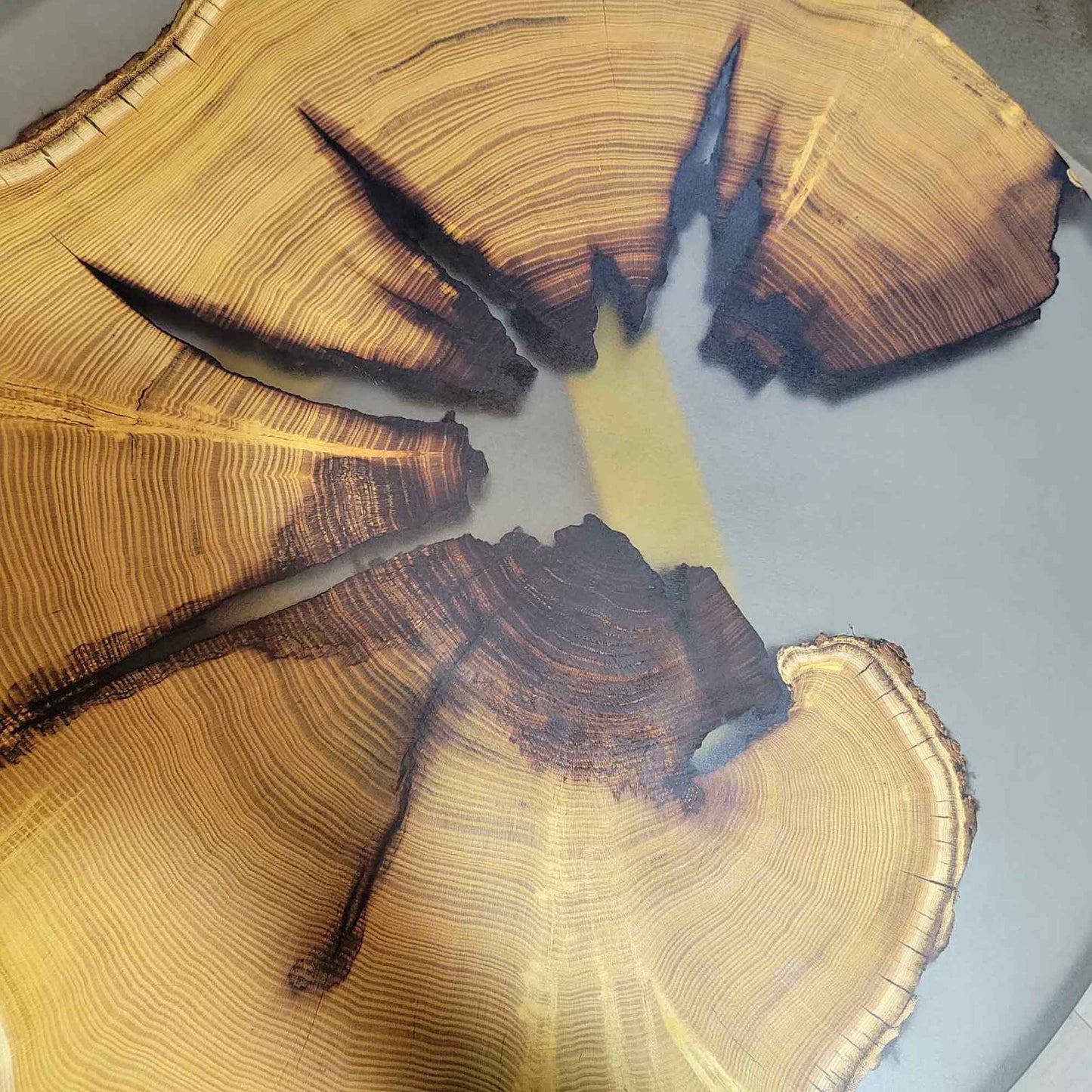 Кръгла маса за кафе от дърво черница и епоксидна смола - PMD 123