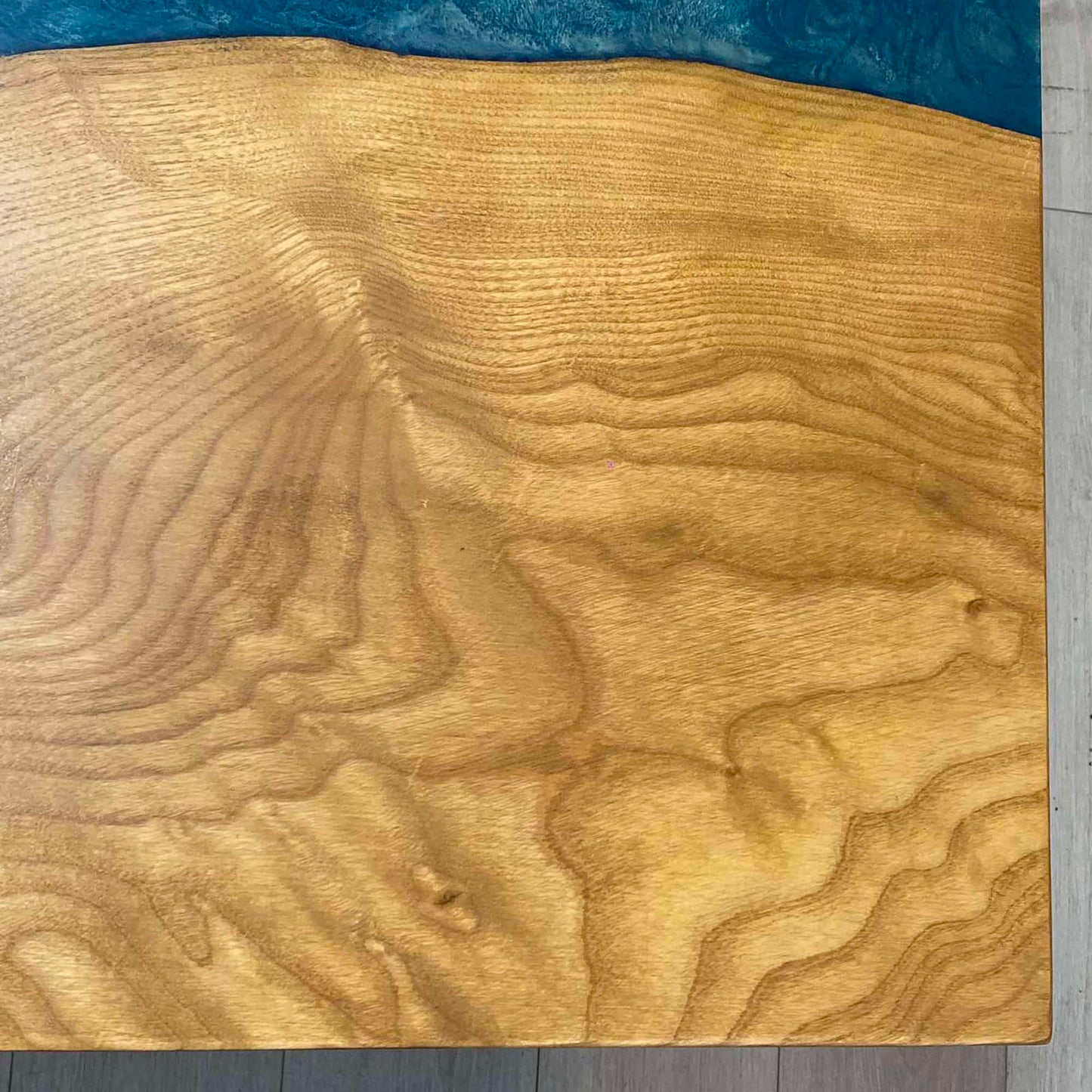 Маса от епоксидна смола и ясен