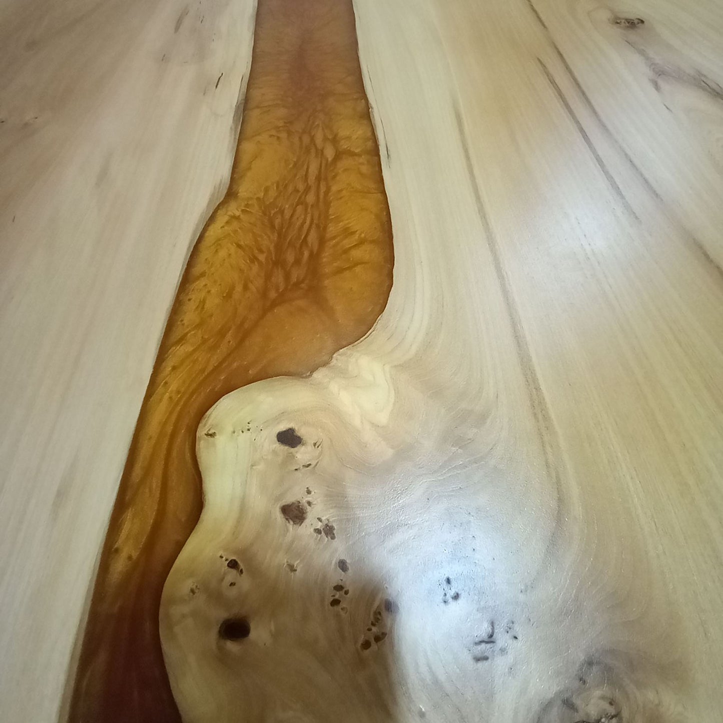 Маса от масив бряст с добавена река от епоксидна смола - PMD 135