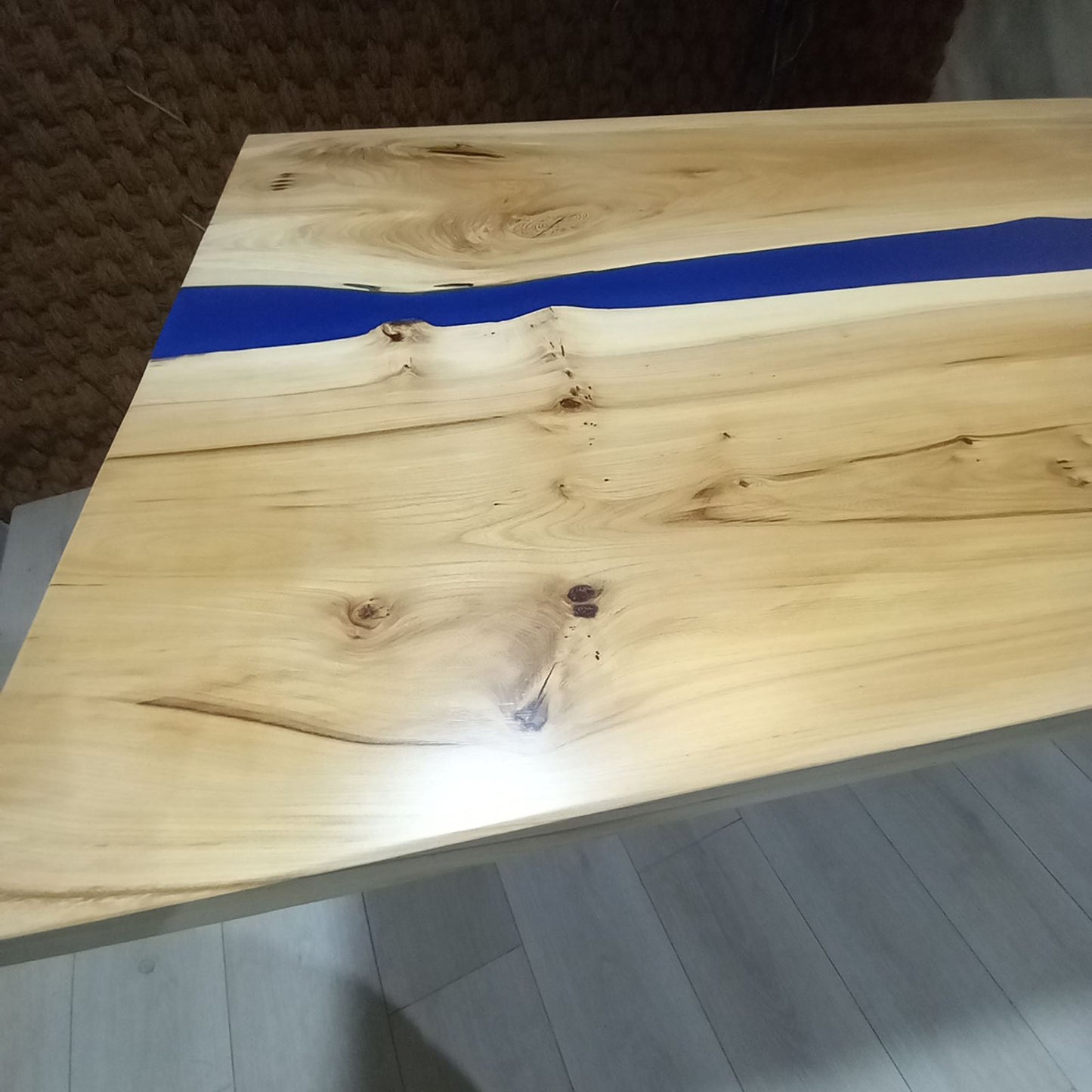 Маса от масивна дървесина бряст и синя епоксидна смола - PMD 136
