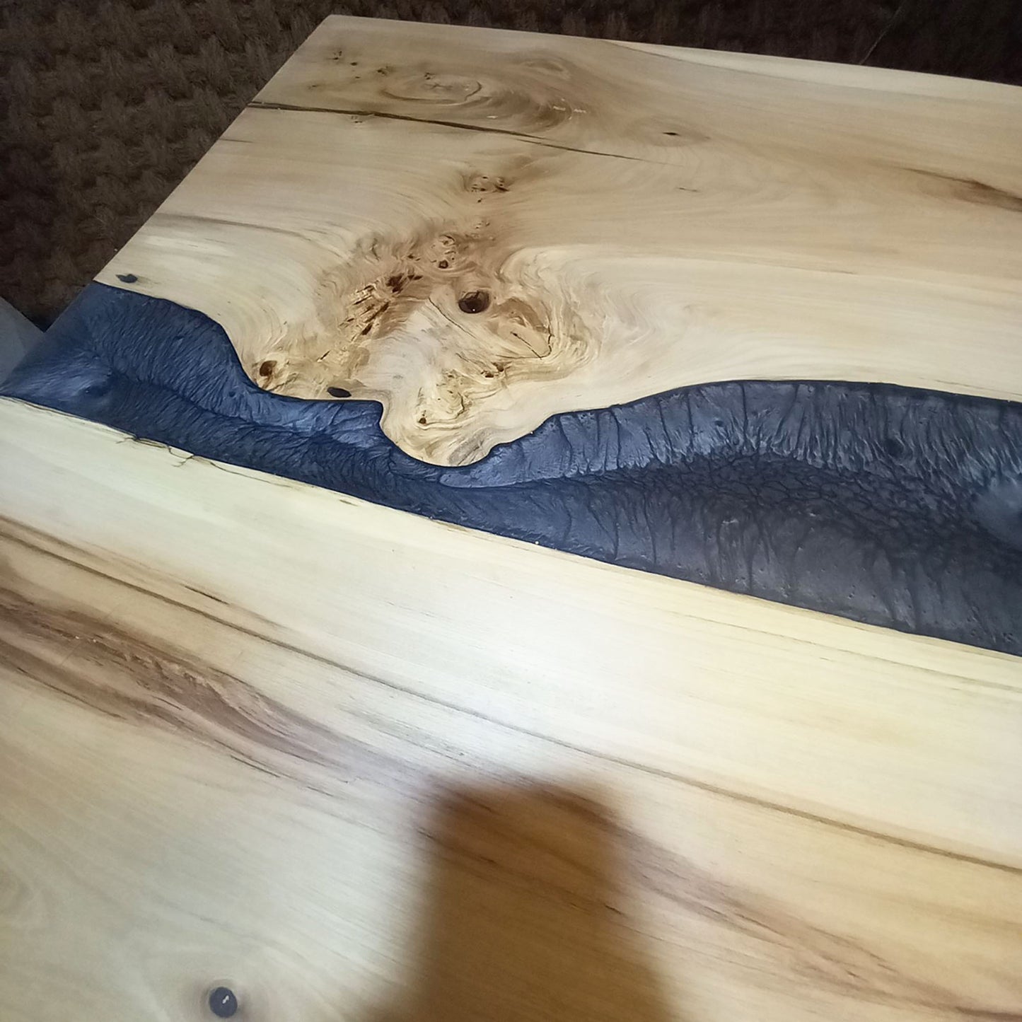 Маса от масивно дърво бряст и епоксидна смола в тъмно син цвят - PMD 137