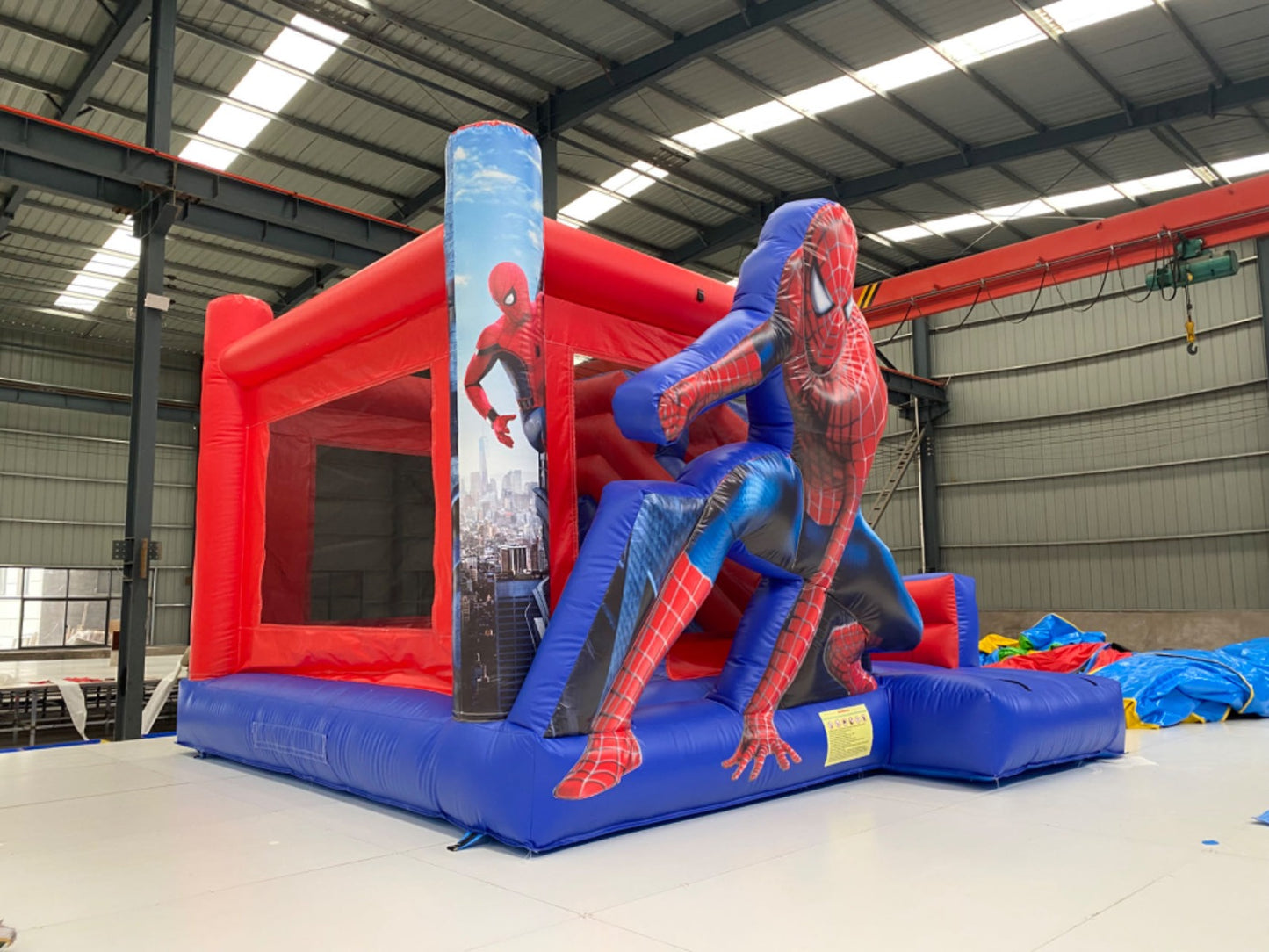 Надуваем батут с пързалка "Spider-Man 2" ― Baron.bg