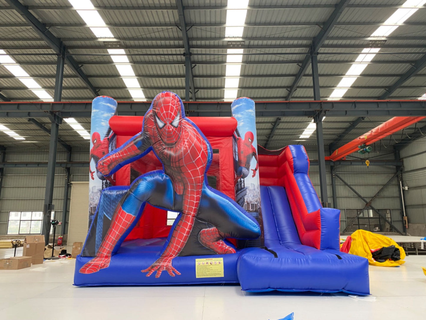 Надуваем батут с пързалка "Spider-Man 2" ― Baron.bg