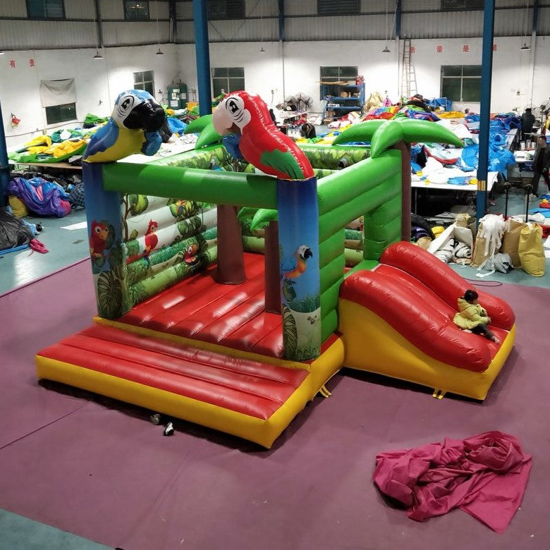 Надуваем батут с пързалка "Рио" ― Baron.bg