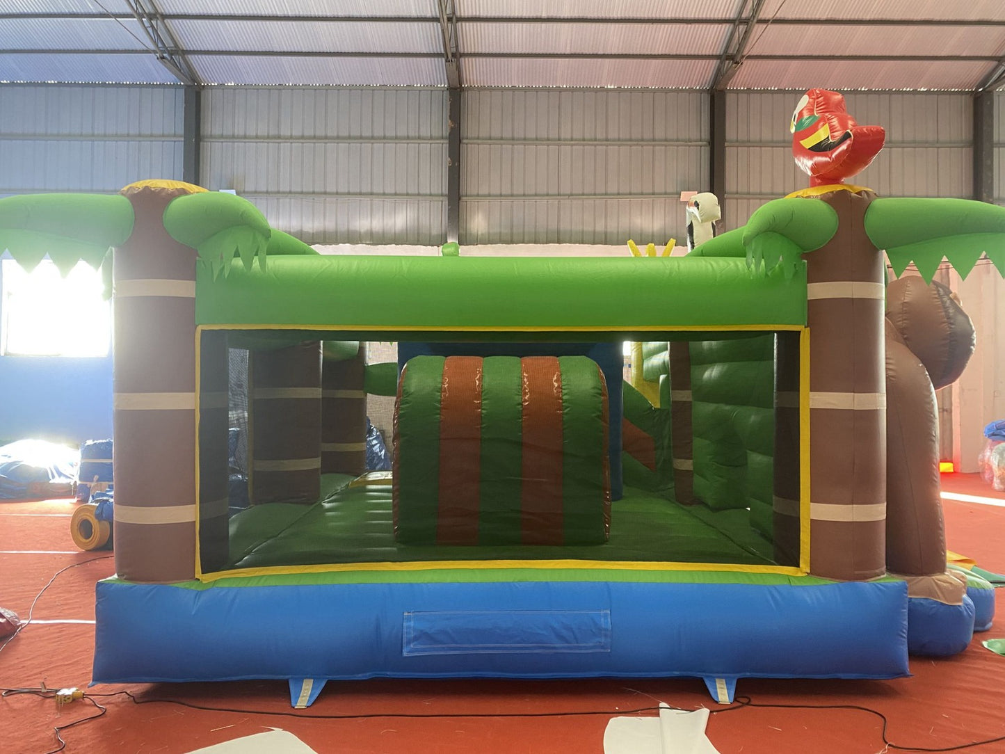 Детски надуваем батут с пързалка "Кинг Конг" ― Baron.bg