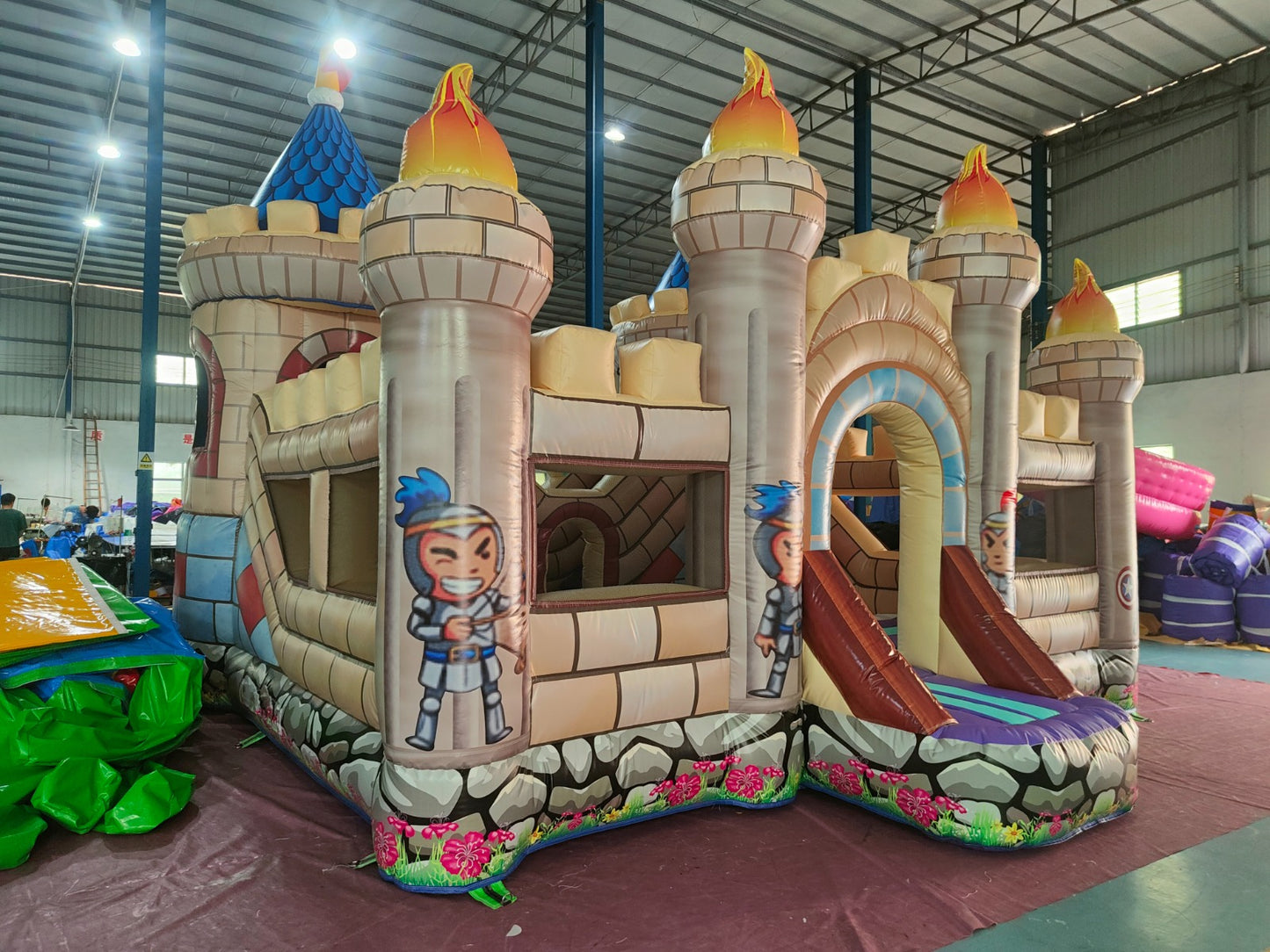 Надуваем замък за игра "Рицари" ― Baron.bg