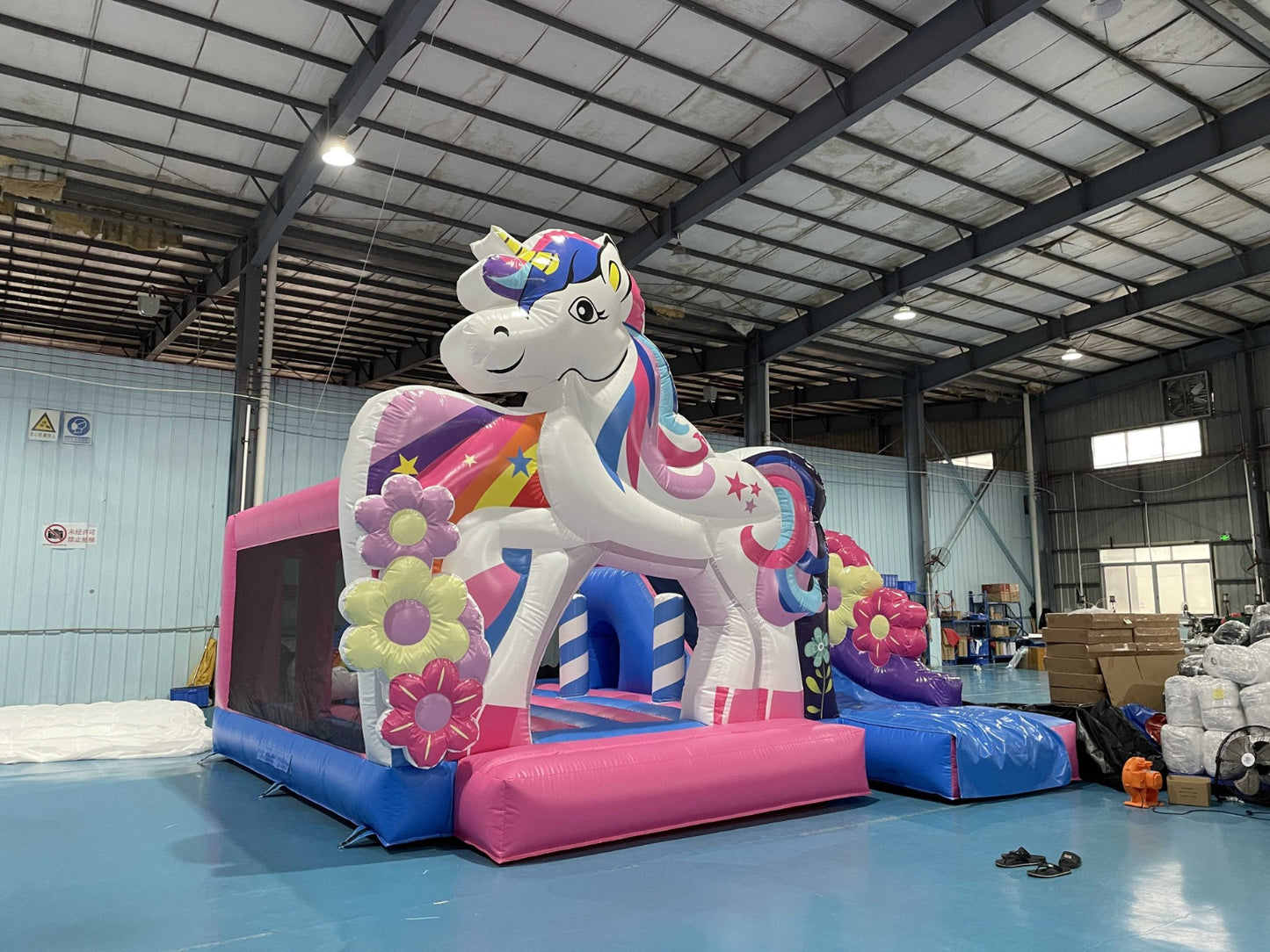 Надуваем батут "Цветен еднорог" ― Baron.bg