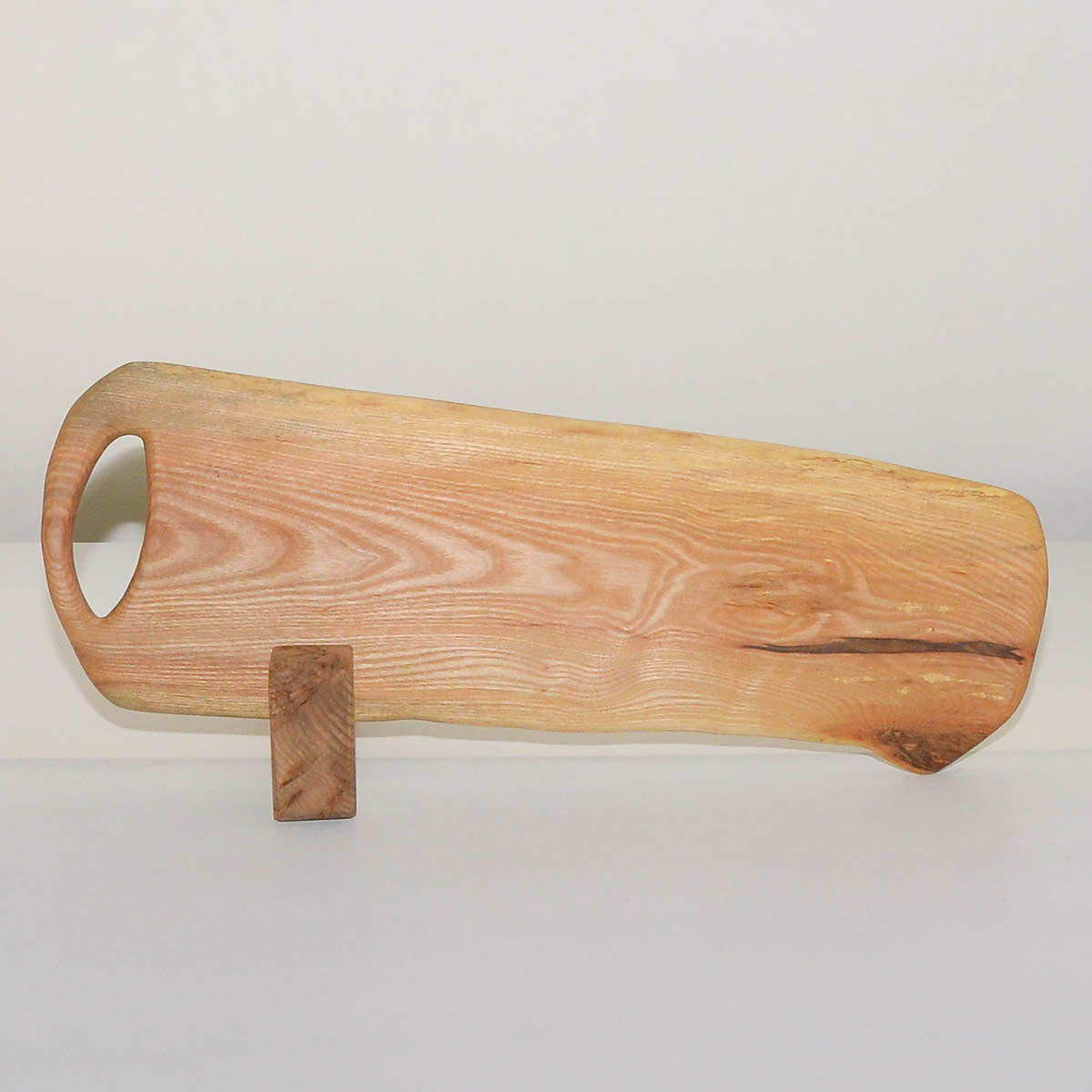 Ръчно изработена дъска за меса и сирена