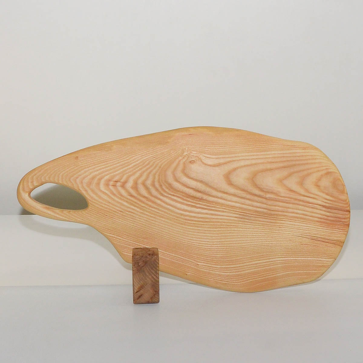 Ръчно изработена дъска за рязане и поднасяне