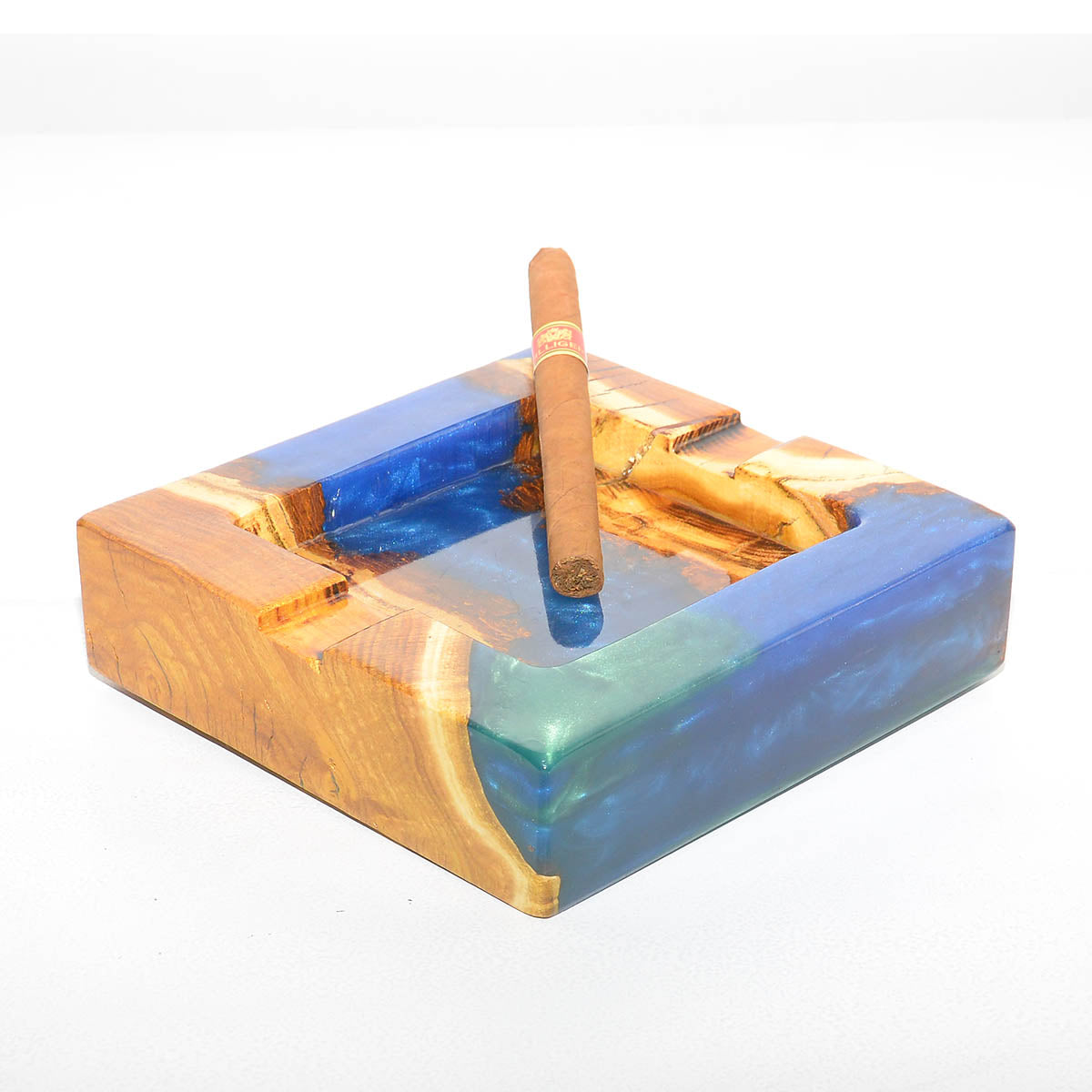 Пепелник от черница и два цвята епоксидна смола