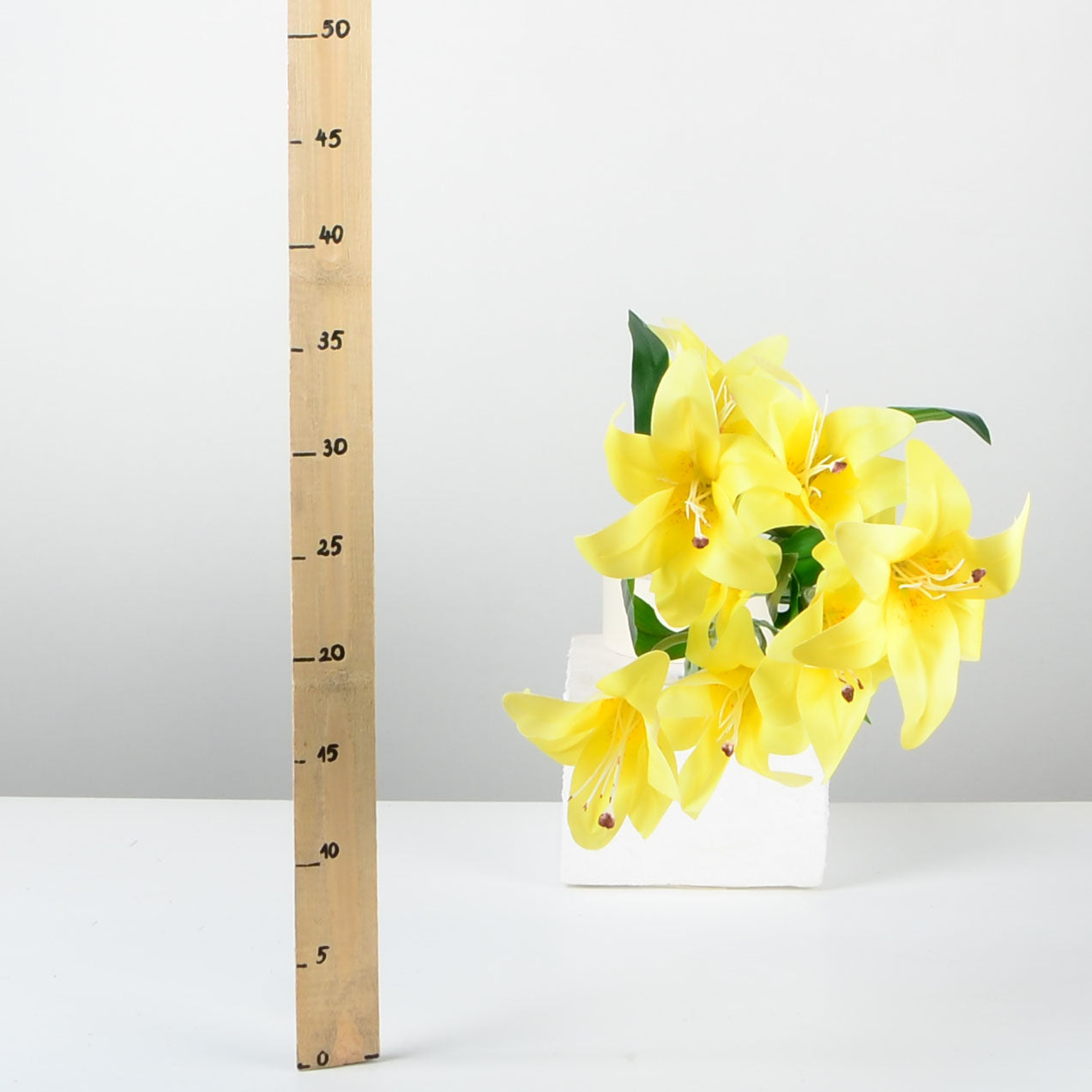 Жълто изкуствено цвете букет