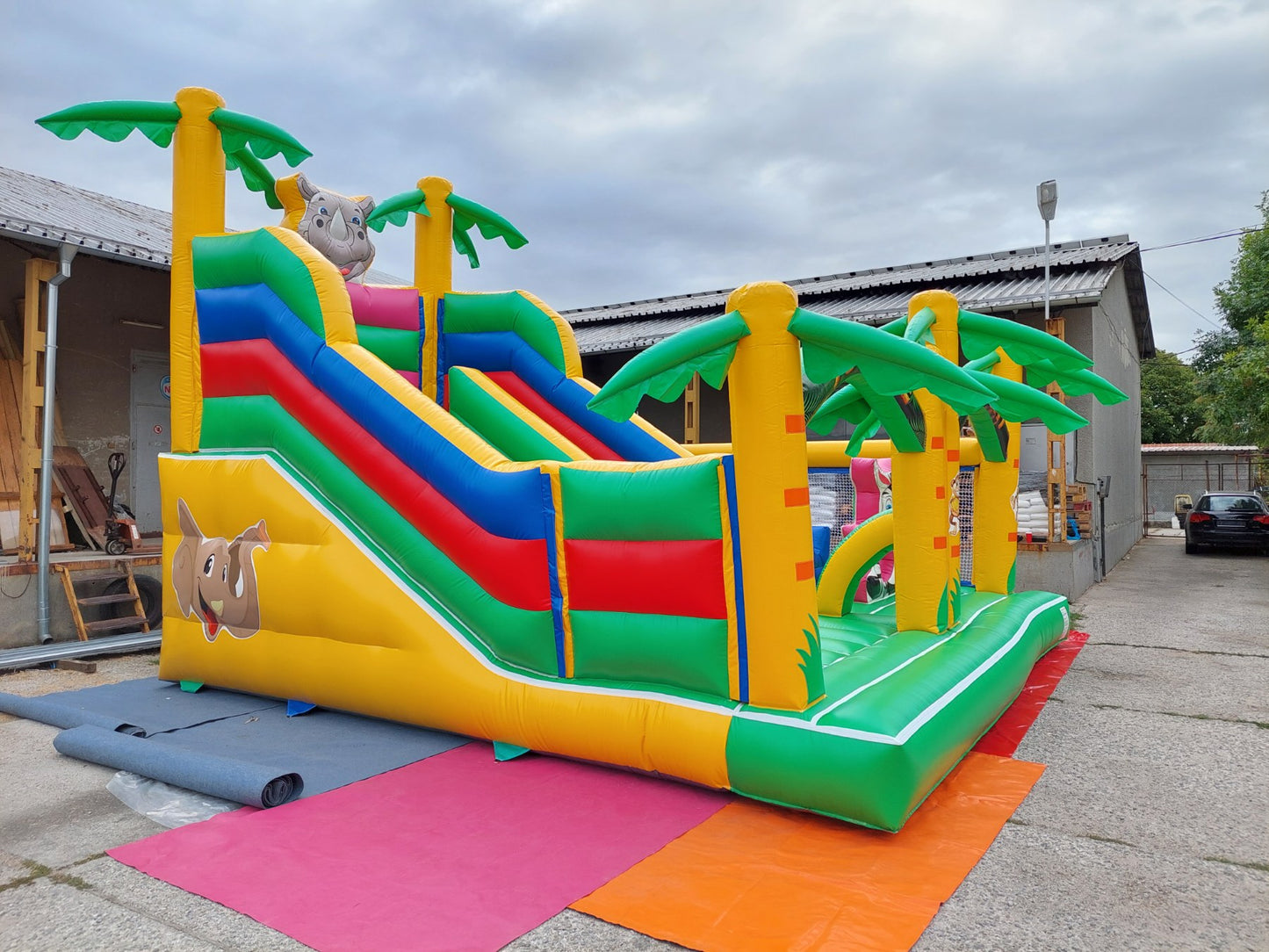 Надуваема батут с пързалка Сафари ― Baron.bg