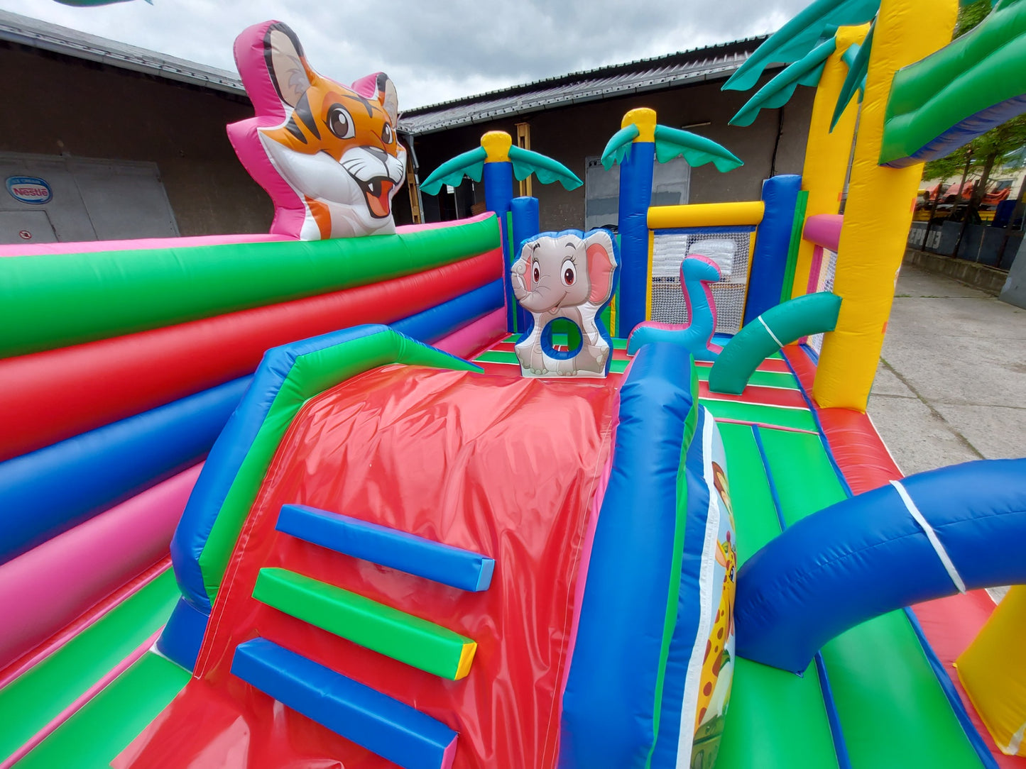 Надуваем батут Джунгла парти ― Baron.bg