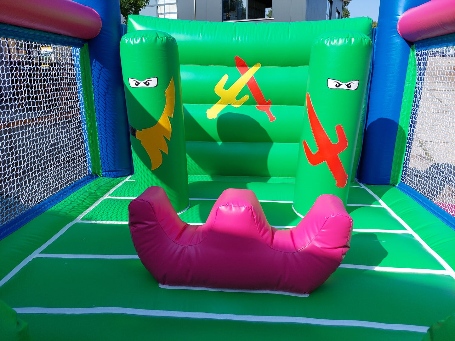 Надуваем батут Нинджаги ― Baron.bg