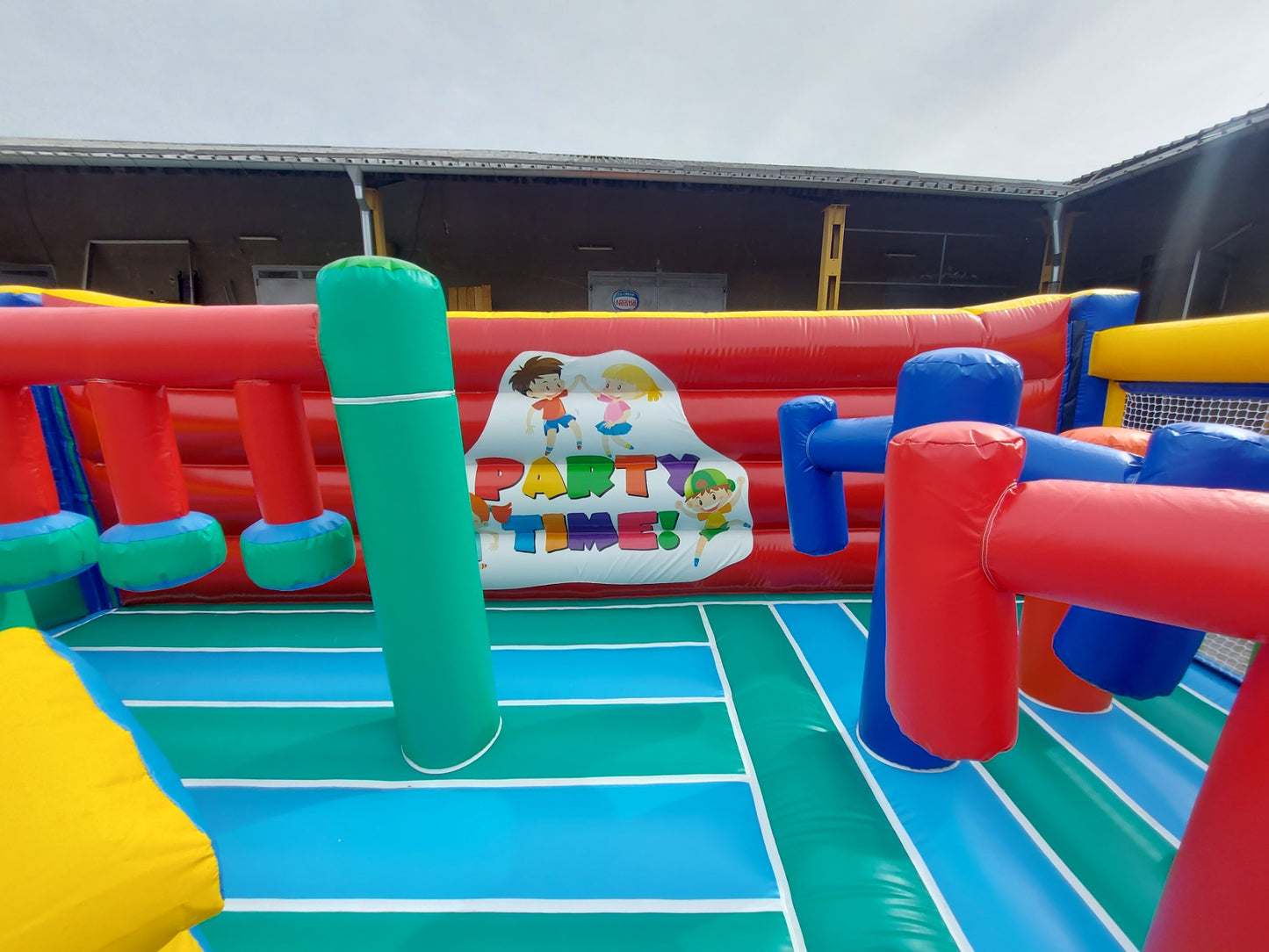 Надуваем батут Парти тайм ― Baron.bg