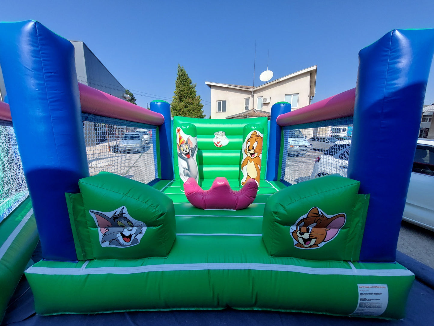 Надуваем батут Том и Джери ― Baron.bg
