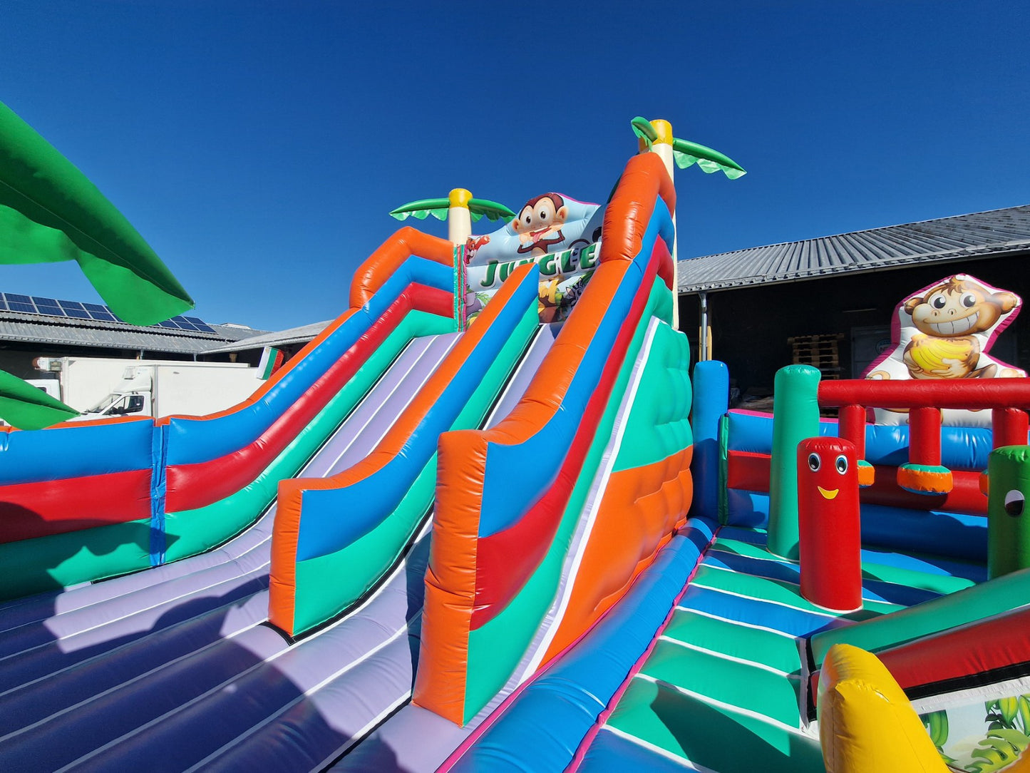 Детски надуваем батут "Джунгла Гъливер" 063