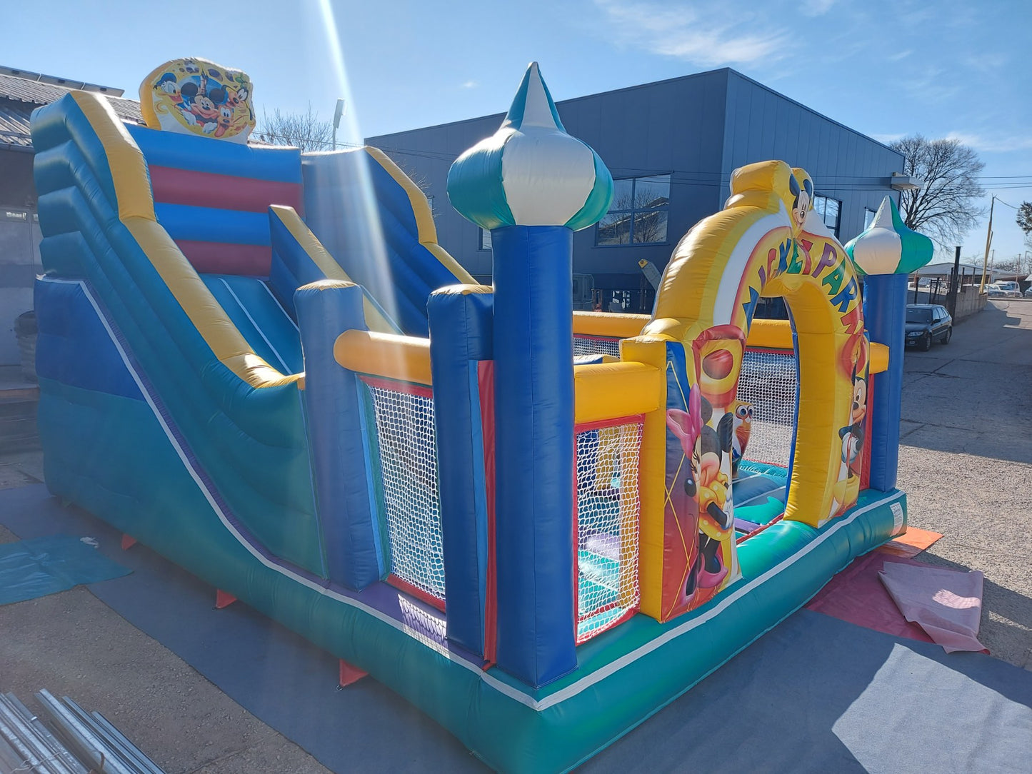 Надуваем батут Мики Парк ― Baron.bg