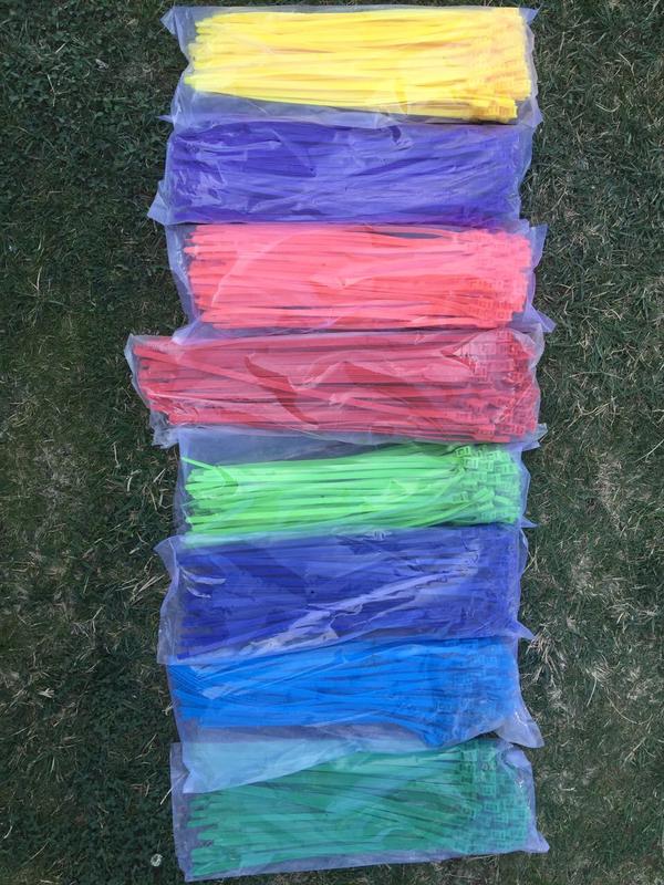 Цветни кабелни връзки за плейграунди