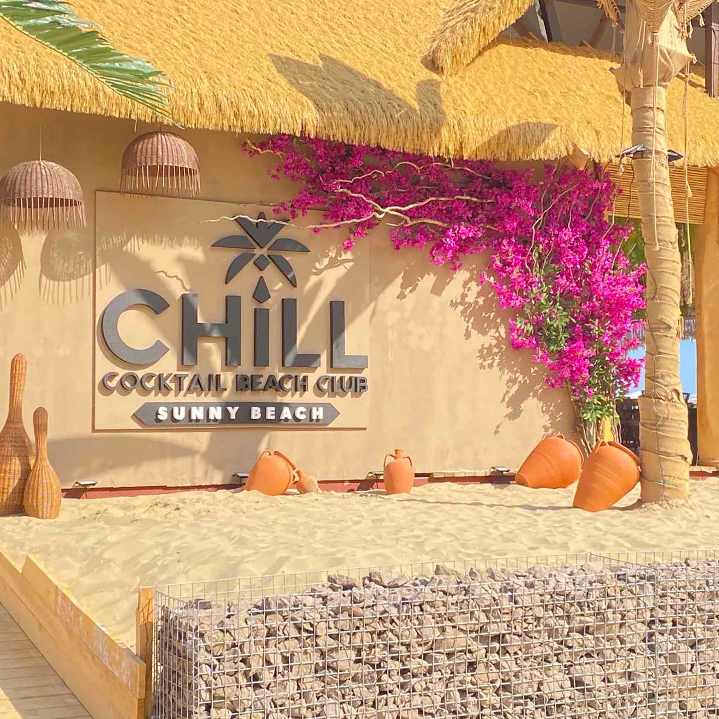 Красиво изкуствено дръвче с преплетени клони и цикламени цветове 08