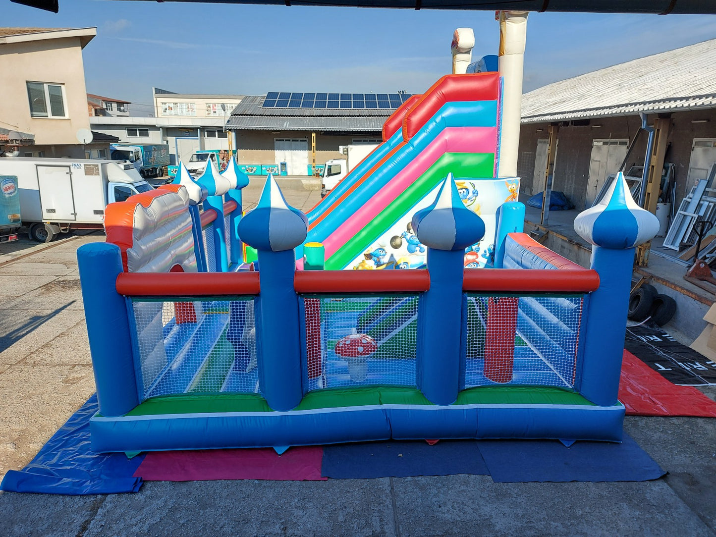 Надуваем батут с 2 пързалки "Смърфовете" ― Baron.bg